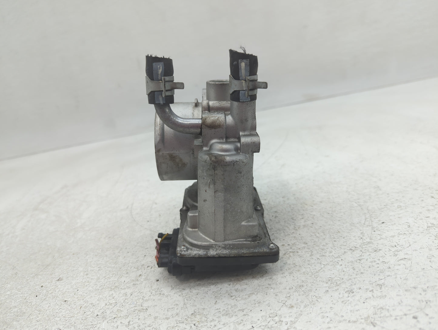 2012-2019 Kia Soul Throttle Body P/N:35100-2B300 Fits Fits 2012 2013 2014 2015 2016 2017 2018 2019 OEM Used Auto Parts - Oem