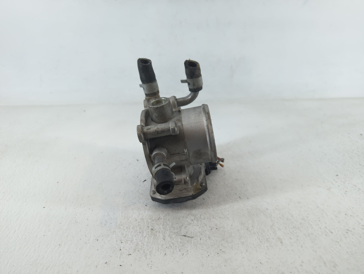 2012-2019 Kia Soul Throttle Body P/N:35100-2B300 Fits Fits 2012 2013 2014 2015 2016 2017 2018 2019 OEM Used Auto Parts - Oem