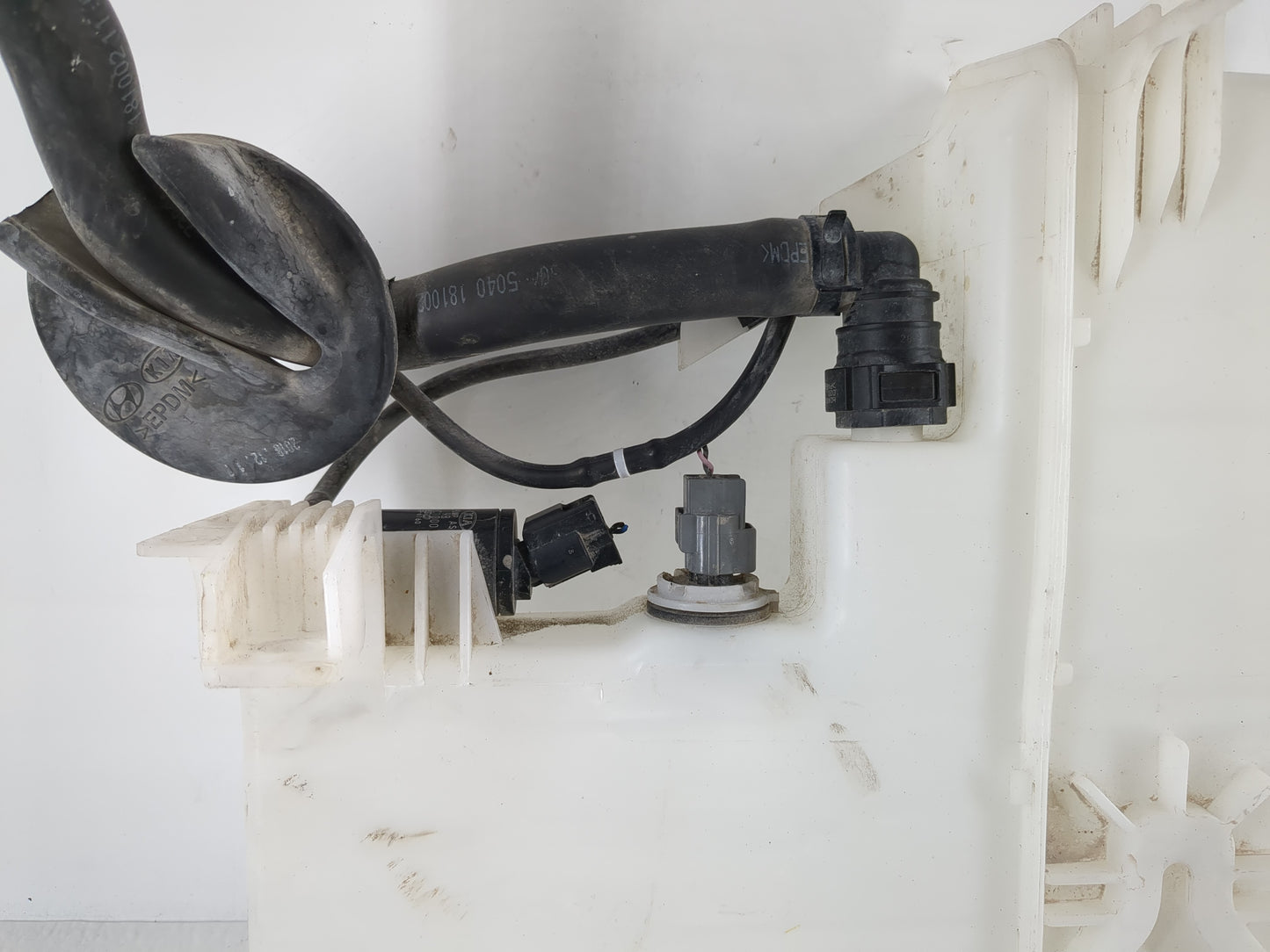 2018-2020 Kia Stinger Windshield Washer Fluid Reservoir Bottle Oem - Oemusedautoparts1.com