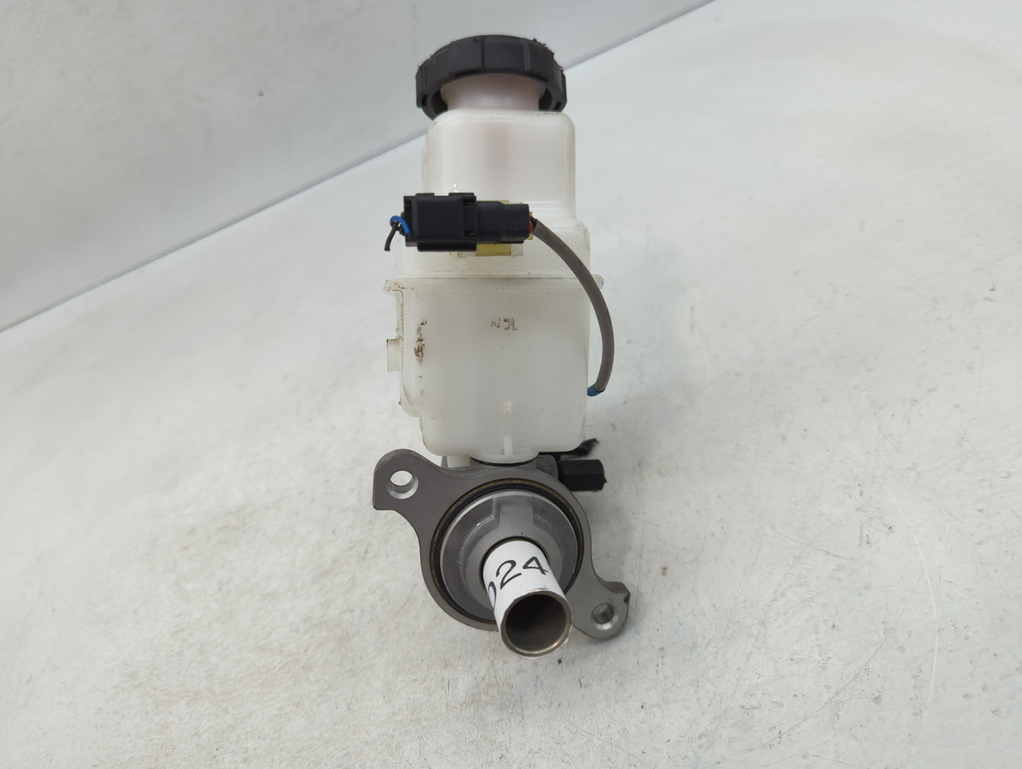 2018-2020 Kia Stinger Brake Master Cylinder - Oemusedautoparts1.com