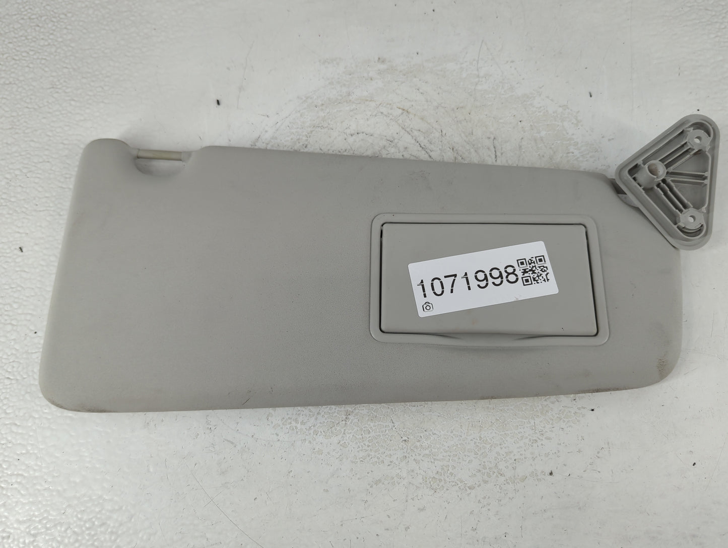 2019 Land Rover Discovery Sun Visor Shade Replacement Driver Left Mirror Fits OEM Used Auto Parts - Oemusedautoparts1.com