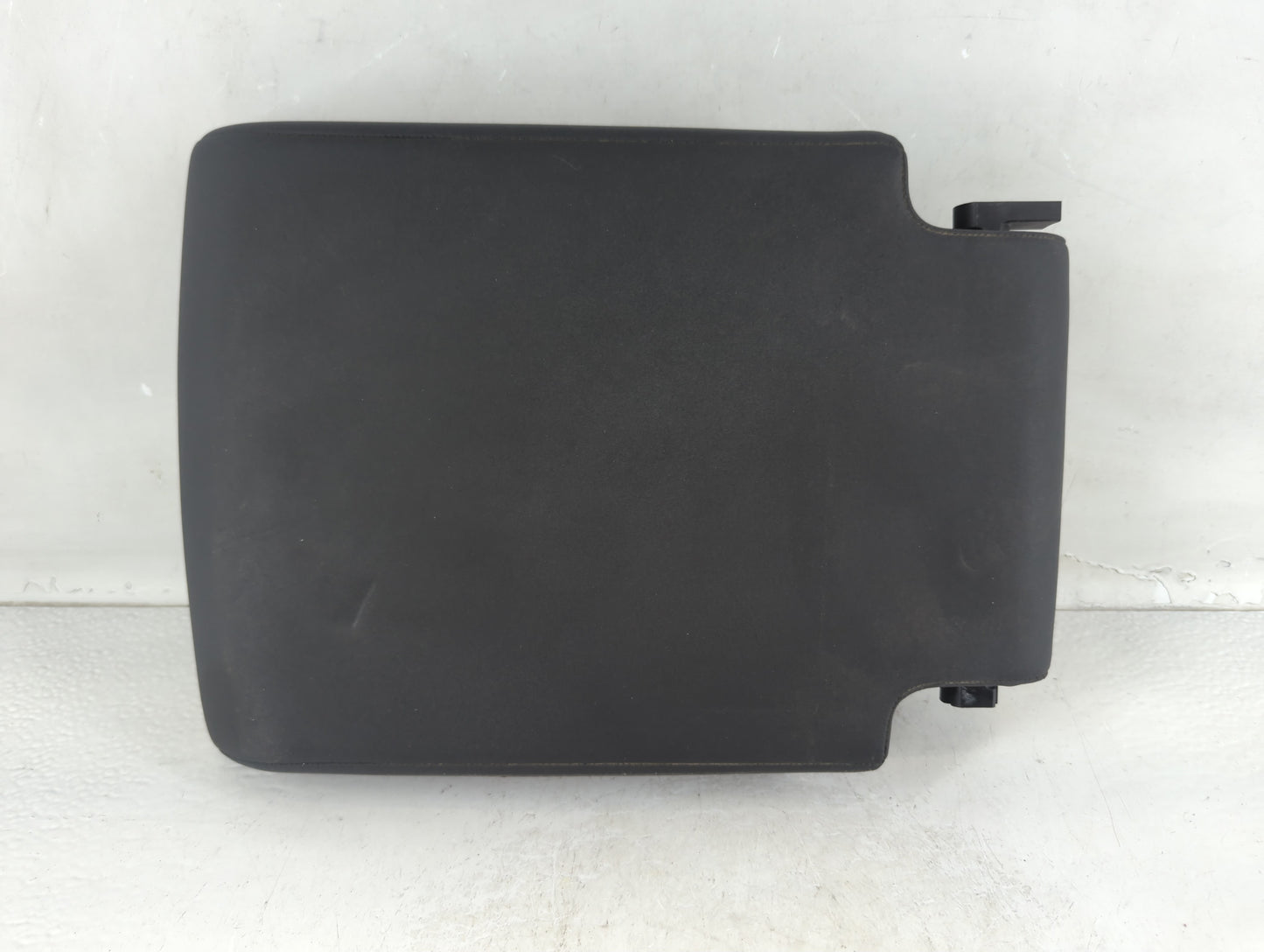 2019 Land Rover Discovery Center Console Armrest Cover Lid Fits OEM Used Auto Parts - Oemusedautoparts1.com