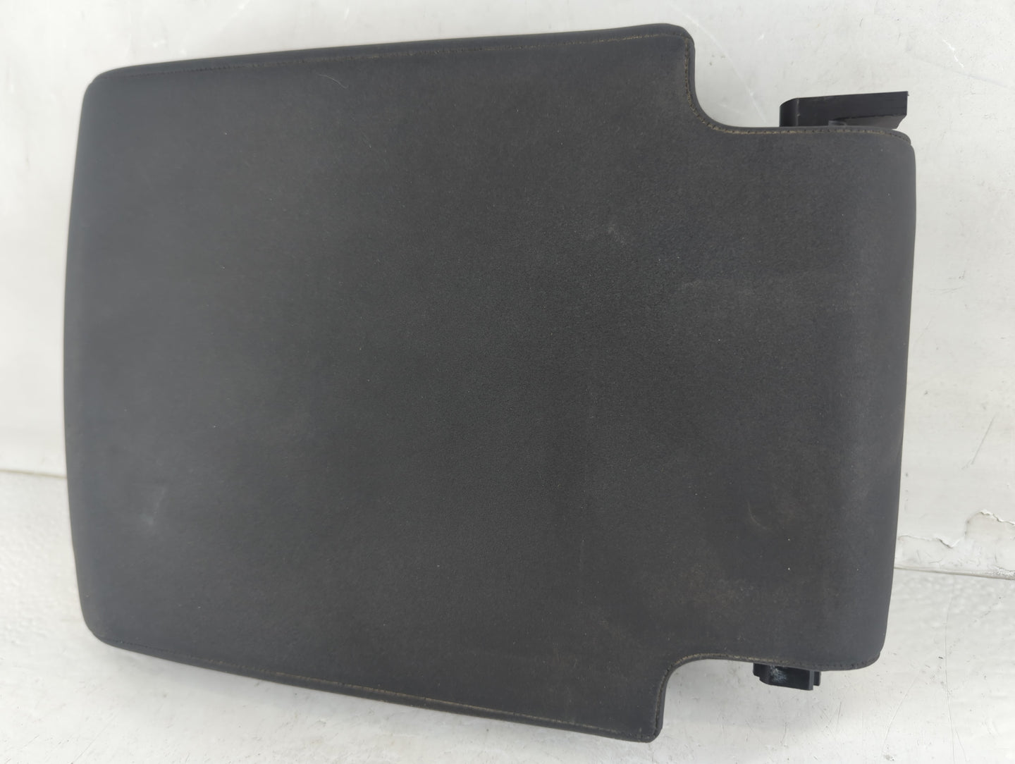 2019 Land Rover Discovery Center Console Armrest Cover Lid Fits OEM Used Auto Parts - Oemusedautoparts1.com