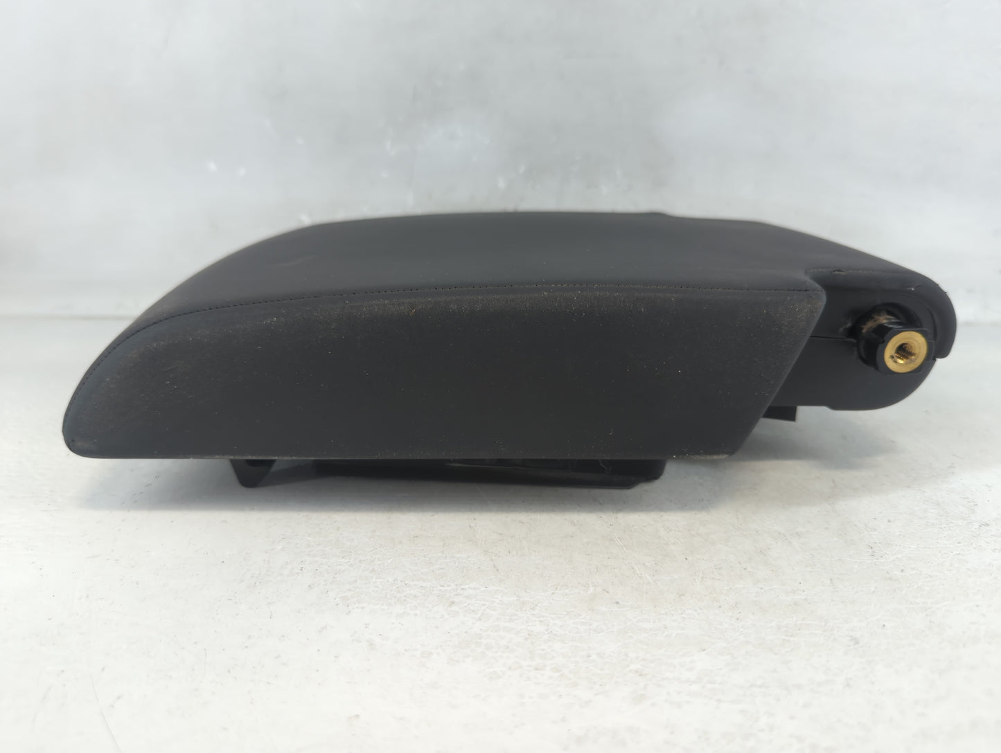 2019 Land Rover Discovery Center Console Armrest Cover Lid Fits OEM Used Auto Parts - Oemusedautoparts1.com