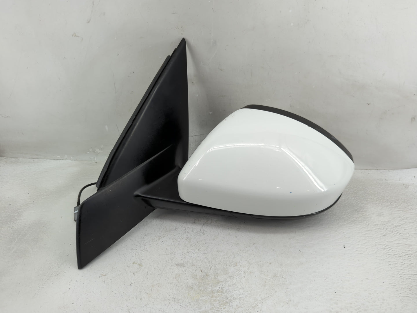 2018-2019 Land Rover Discovery Sport Driver Side View Mirror - Left Door Mirror OEM Used - Oemusedautoparts1.com