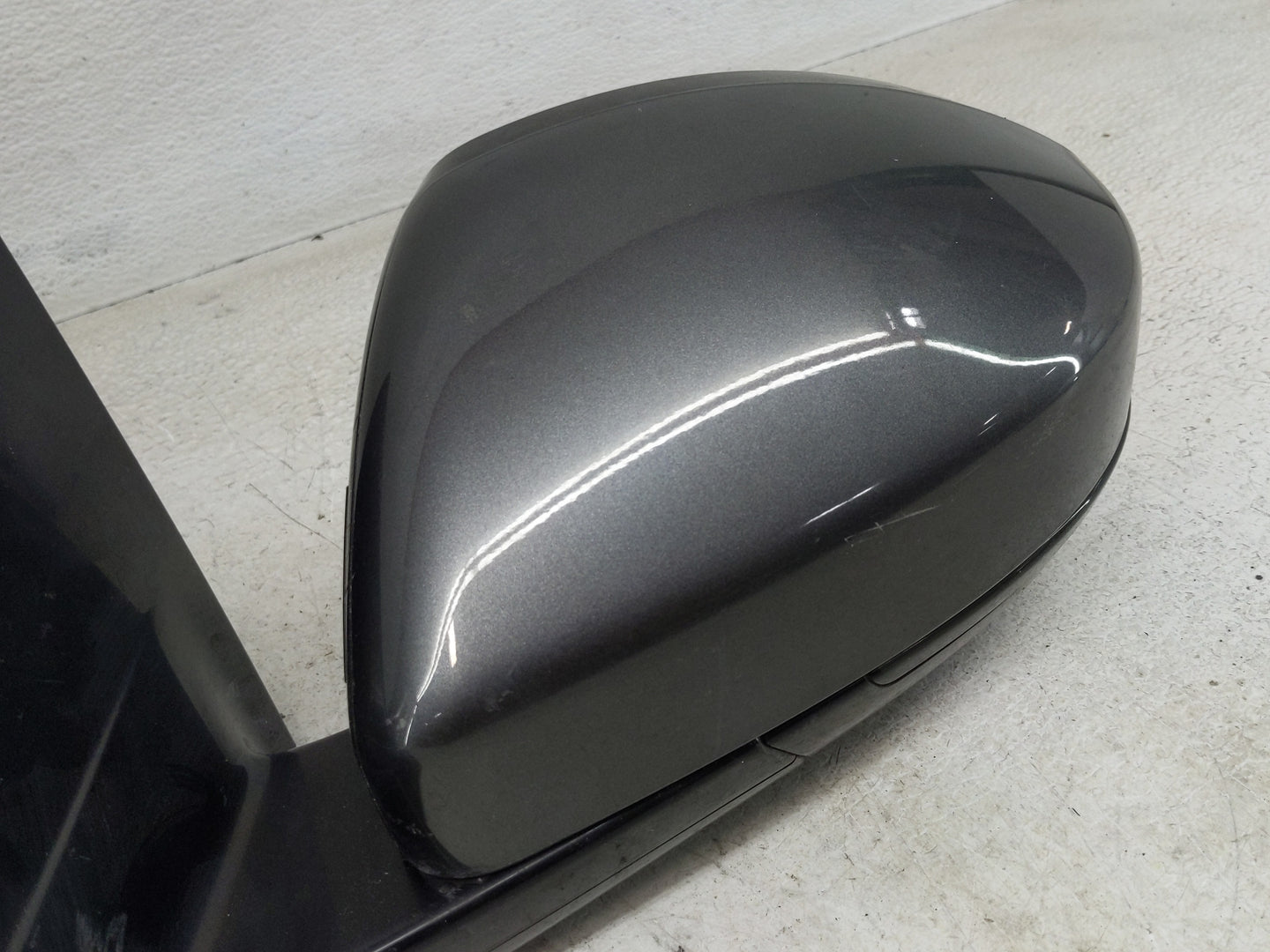 2018-2019 Land Rover Discovery Sport Driver Side View Mirror - Left Door Mirror OEM Used - Oemusedautoparts1.com