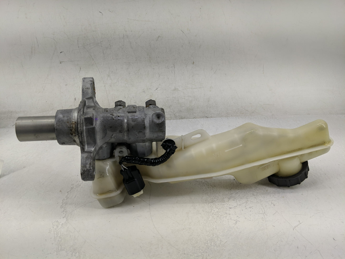 Lincoln Continental Brake Master Cylinder - Oemusedautoparts1.com