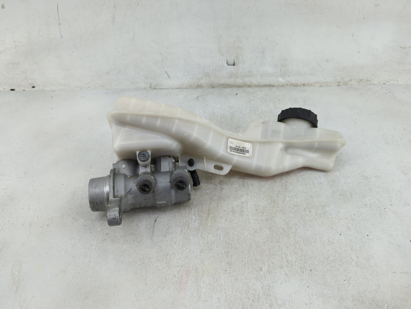 Lincoln Continental Brake Master Cylinder 1489125 - Oemusedautoparts1.com