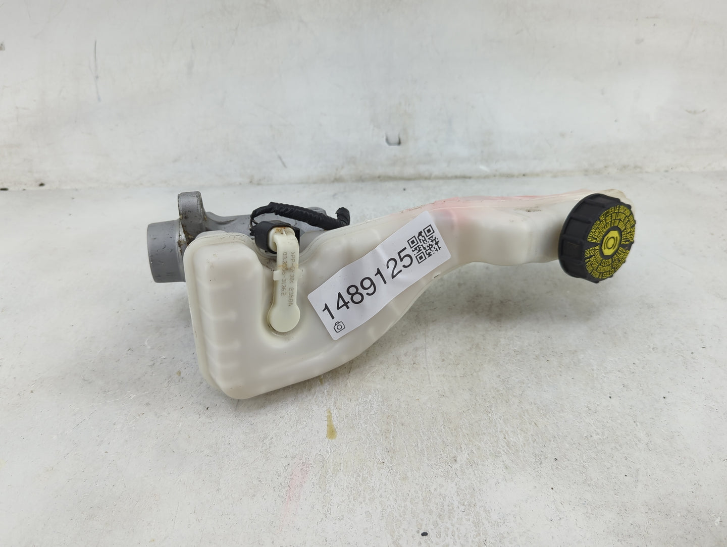 Lincoln Continental Brake Master Cylinder 1489125 - Oemusedautoparts1.com