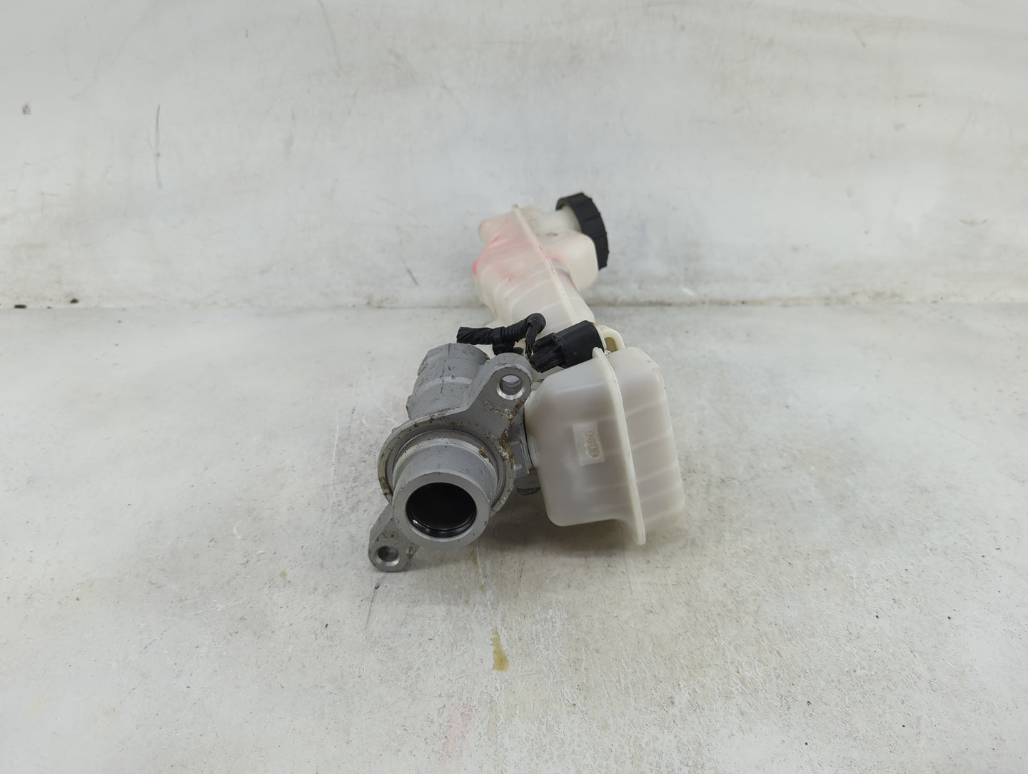 Lincoln Continental Brake Master Cylinder 1489125 - Oemusedautoparts1.com