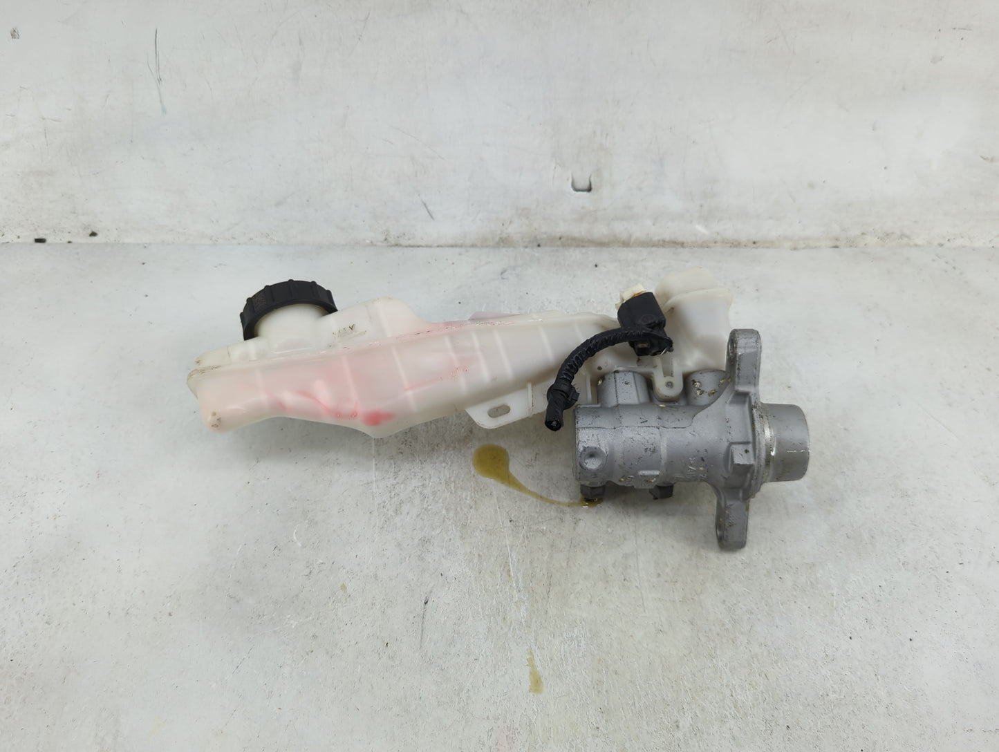 Lincoln Continental Brake Master Cylinder 1489125 - Oemusedautoparts1.com