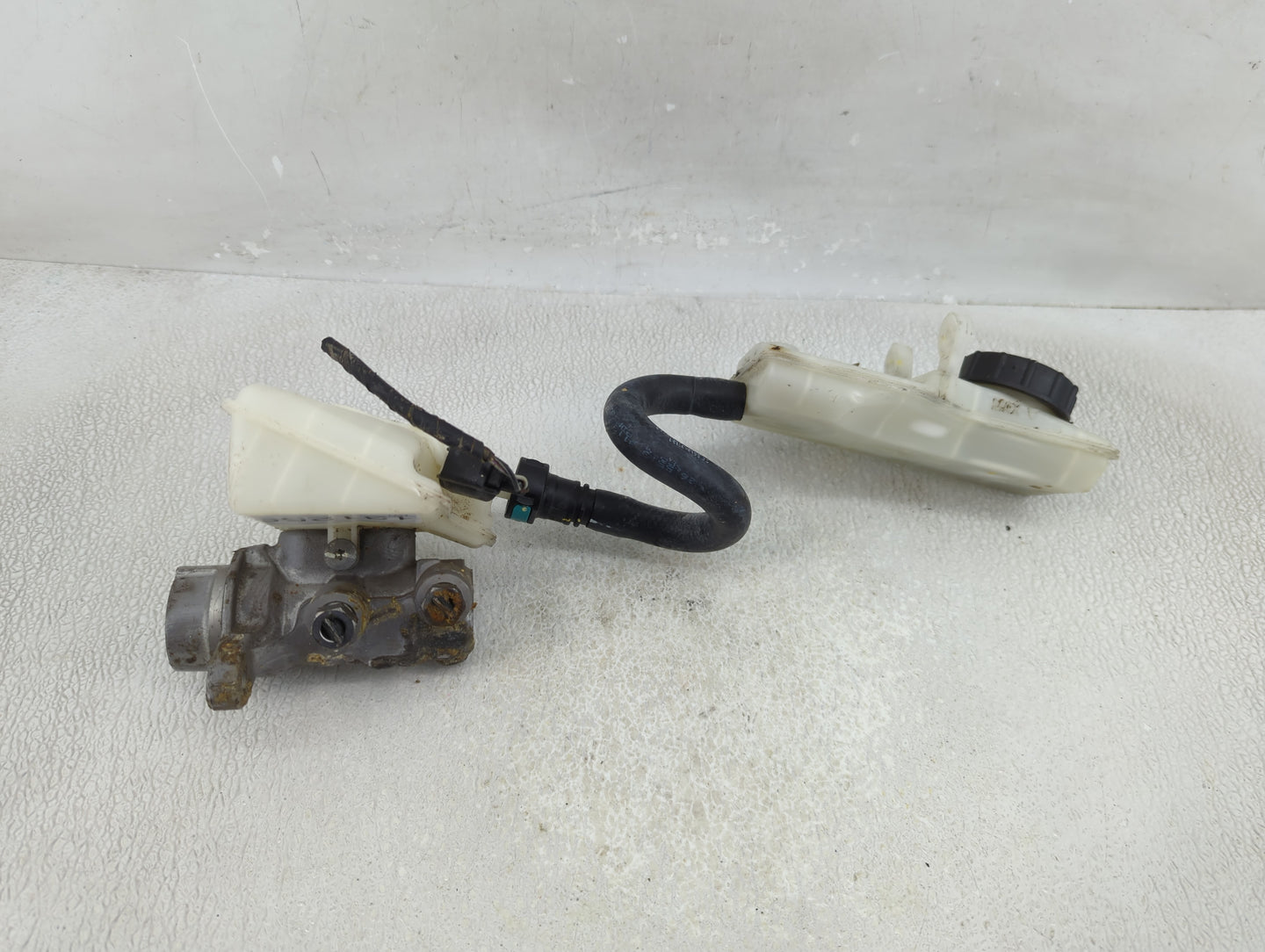 2015-2019 Lincoln Mkc Brake Master Cylinder 1312552 - Oemusedautoparts1.com