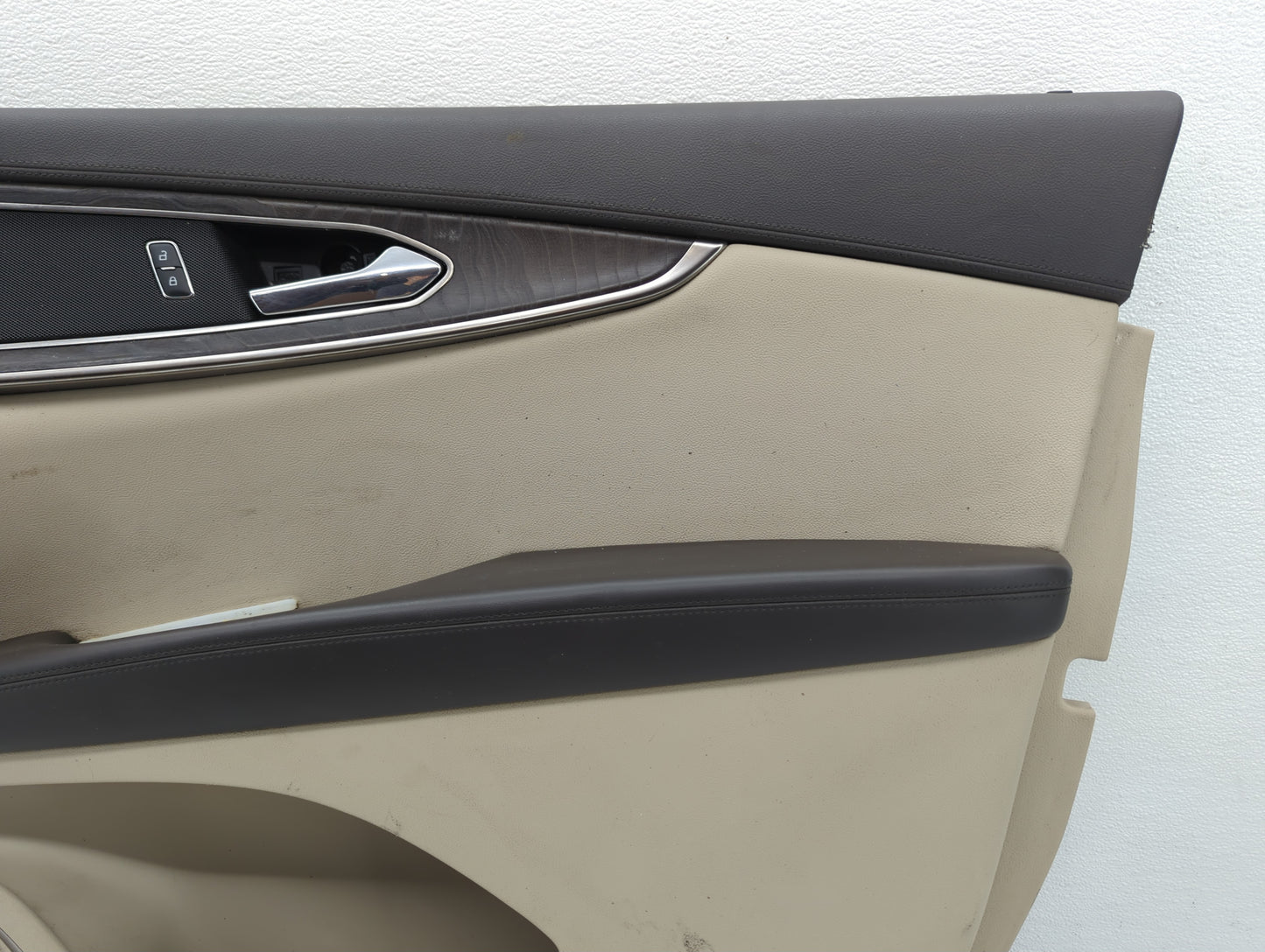 2019 Lincoln Nautilus Front Right Passenger Interior Door Panel Trim - Oemusedautoparts1.com
