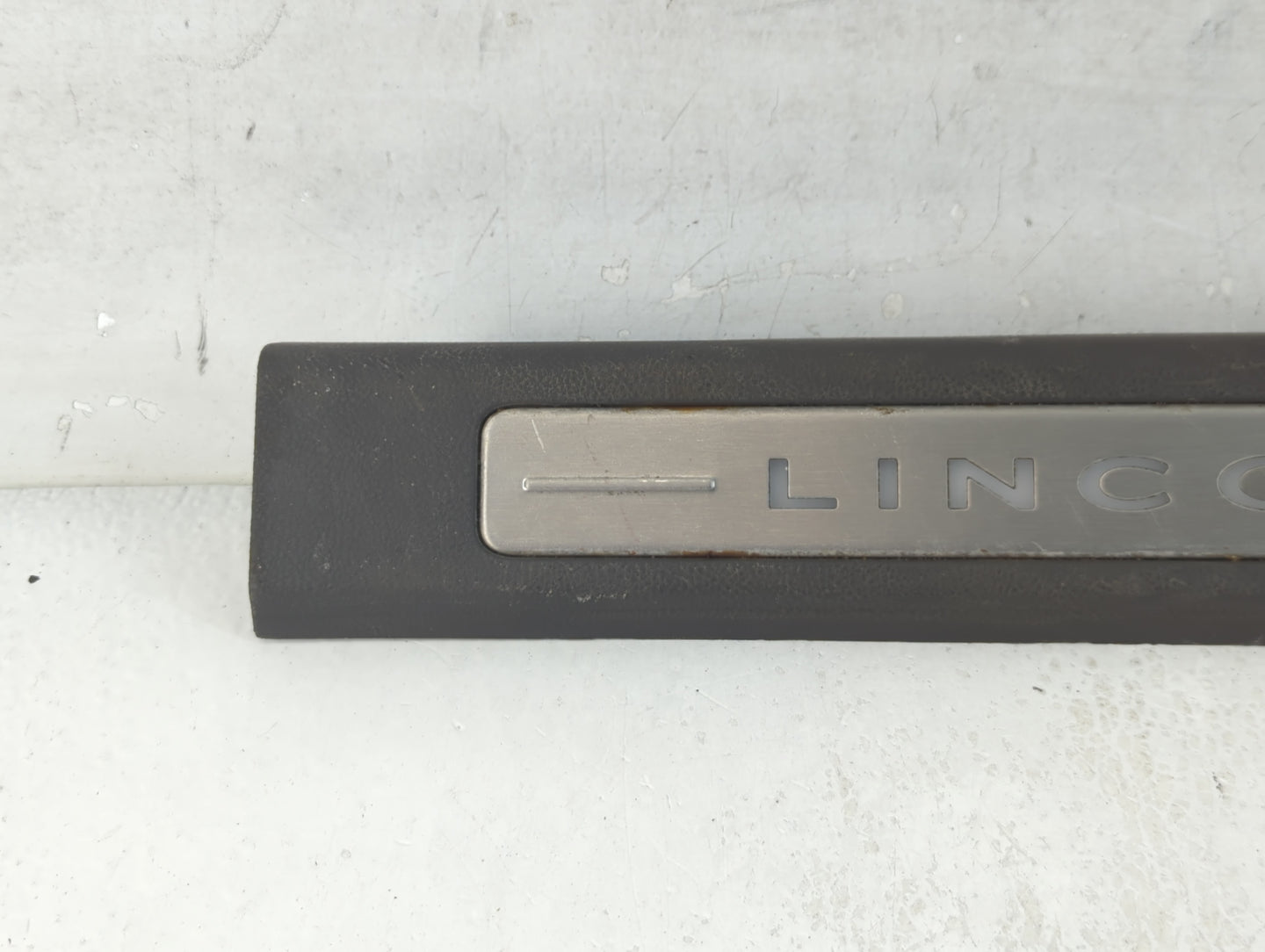2019 Lincoln Nautilus DOOR SILL SCUFF PLATE ILLUMINATED - Oemusedautoparts1.com
