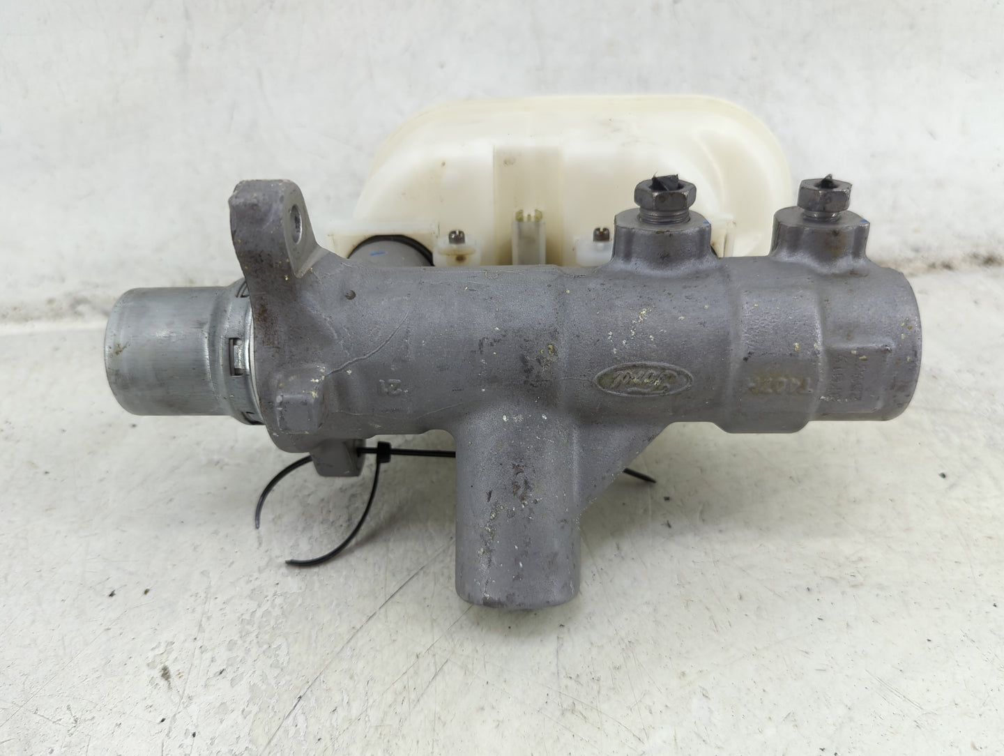 Lincoln Navigator Brake Master Cylinder 1492184 - Oemusedautoparts1.com