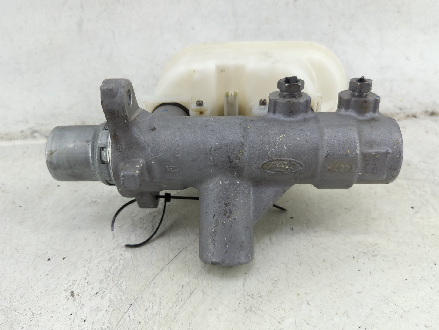 Lincoln Navigator Brake Master Cylinder 1492184 - Oemusedautoparts1.com