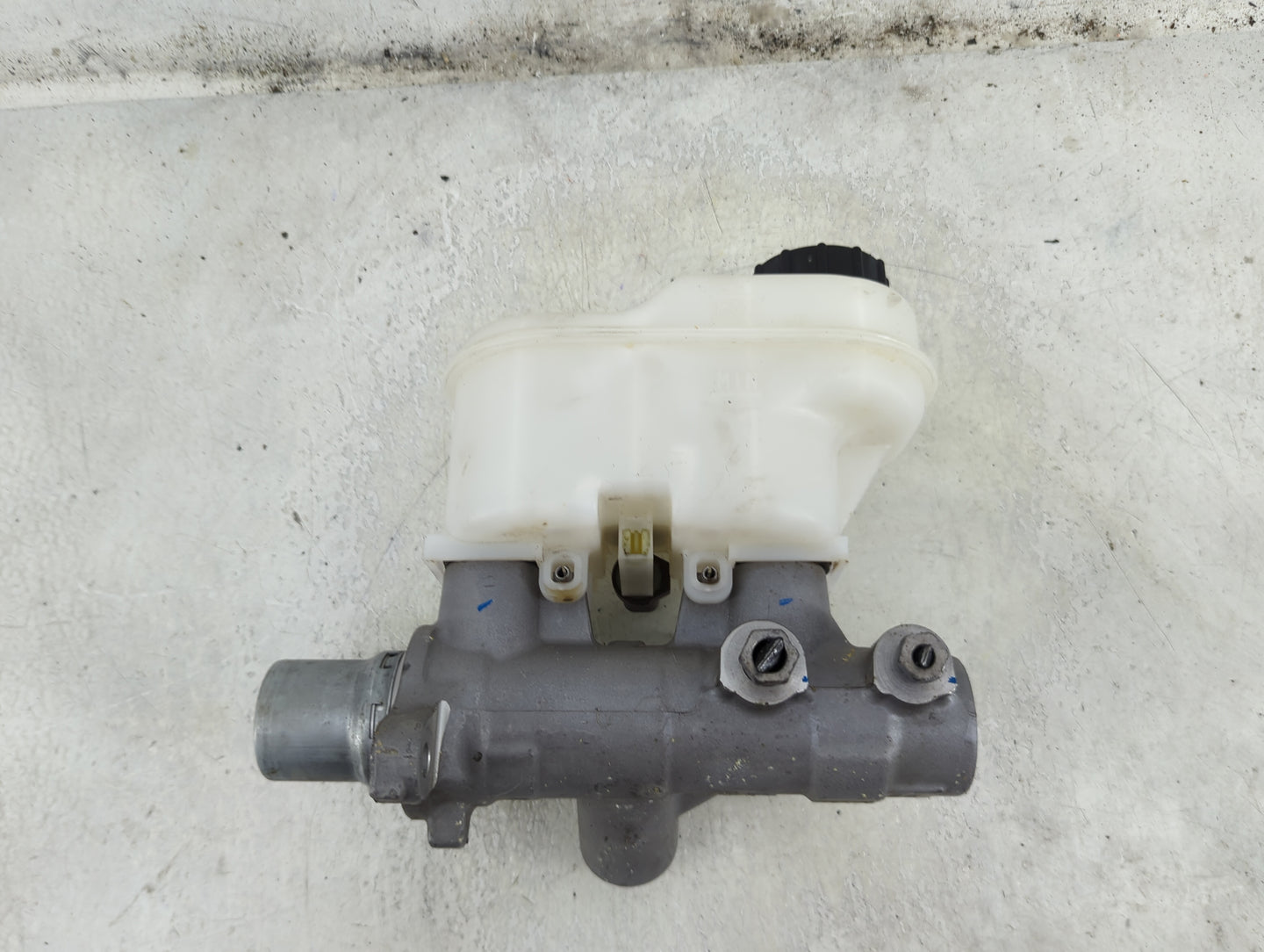 Lincoln Navigator Brake Master Cylinder 1492184 - Oemusedautoparts1.com