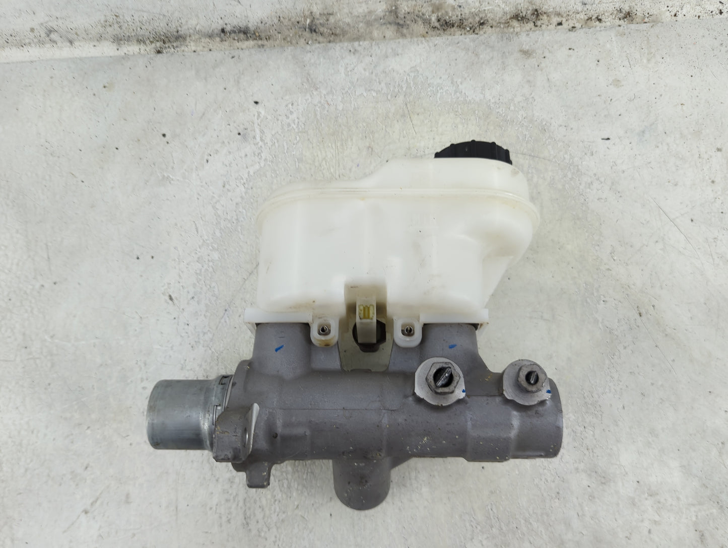 Lincoln Navigator Brake Master Cylinder 1492184 - Oemusedautoparts1.com