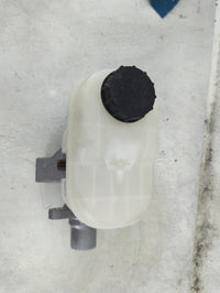 Lincoln Navigator Brake Master Cylinder 1492184 - Oemusedautoparts1.com