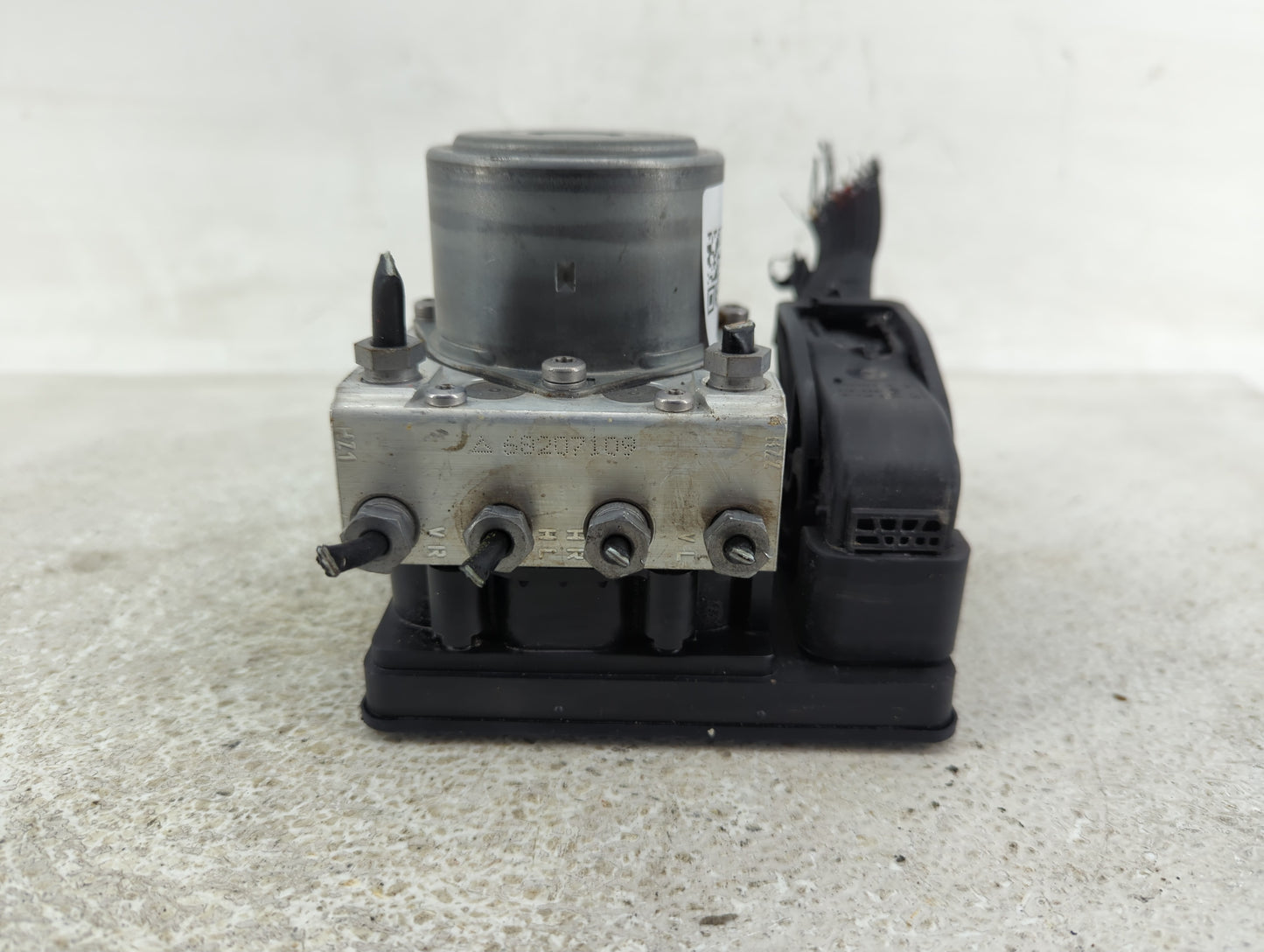 2019 Mercedes-Benz C300 ABS Pump Control Module Replacement P/N:A 205 900 57 44 Fits OEM Used Auto Parts - Oemusedautoparts1
