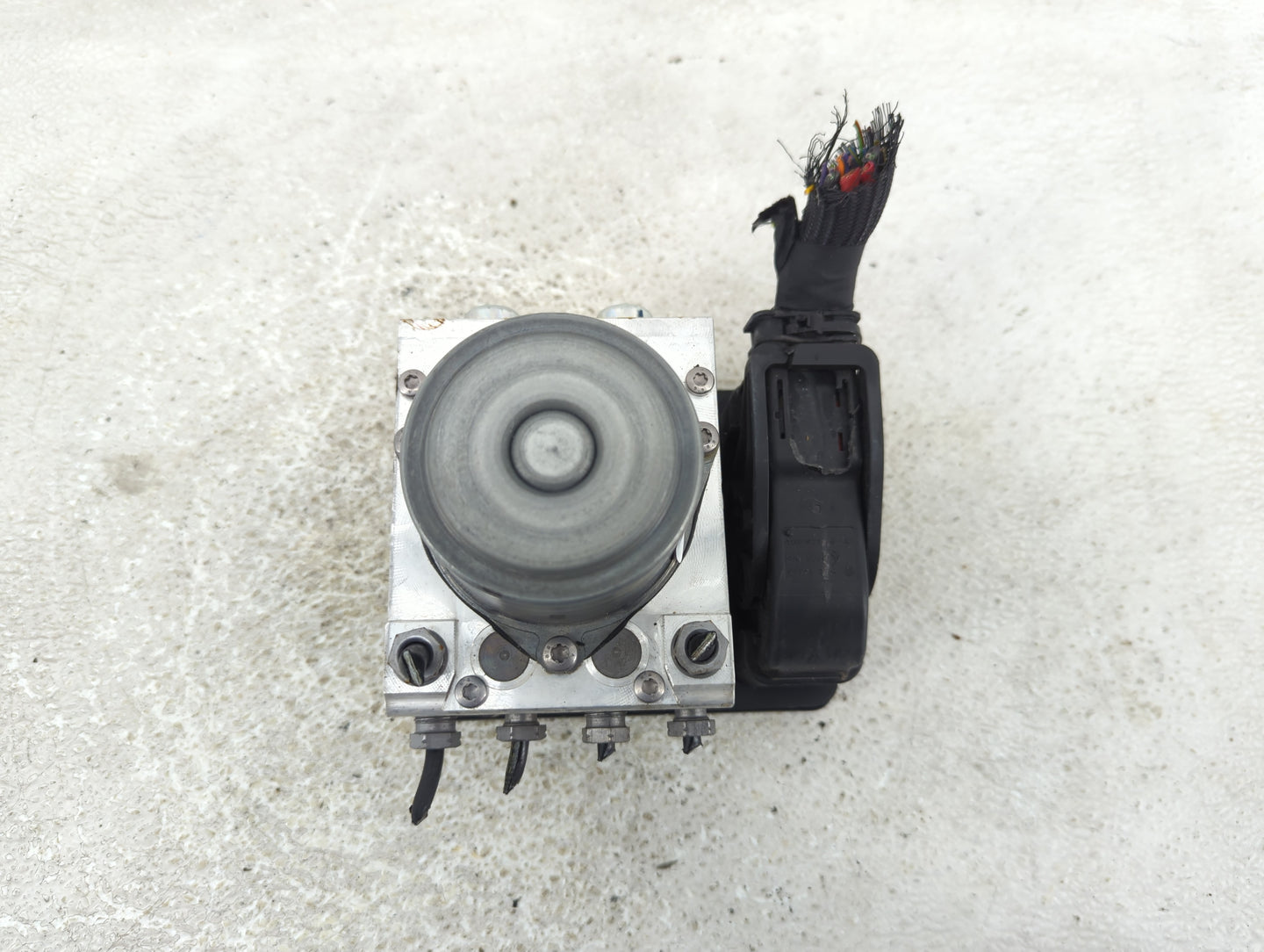 2019 Mercedes-Benz C300 ABS Pump Control Module Replacement P/N:A 205 900 57 44 Fits OEM Used Auto Parts - Oemusedautoparts1
