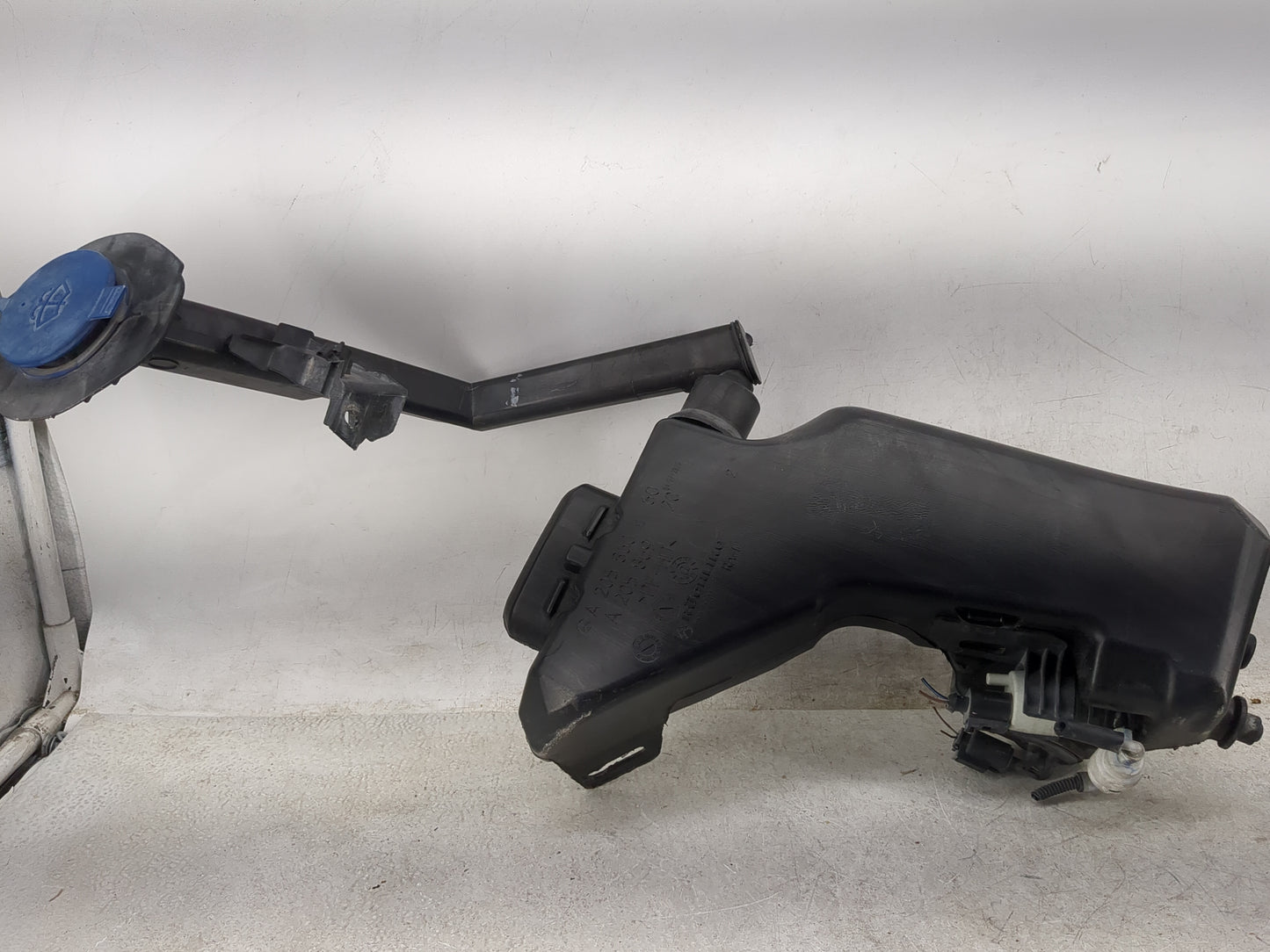 2016 Mercedes-benz Glc300 Windshield Washer Fluid Reservoir Bottle Oem - Oemusedautoparts1.com