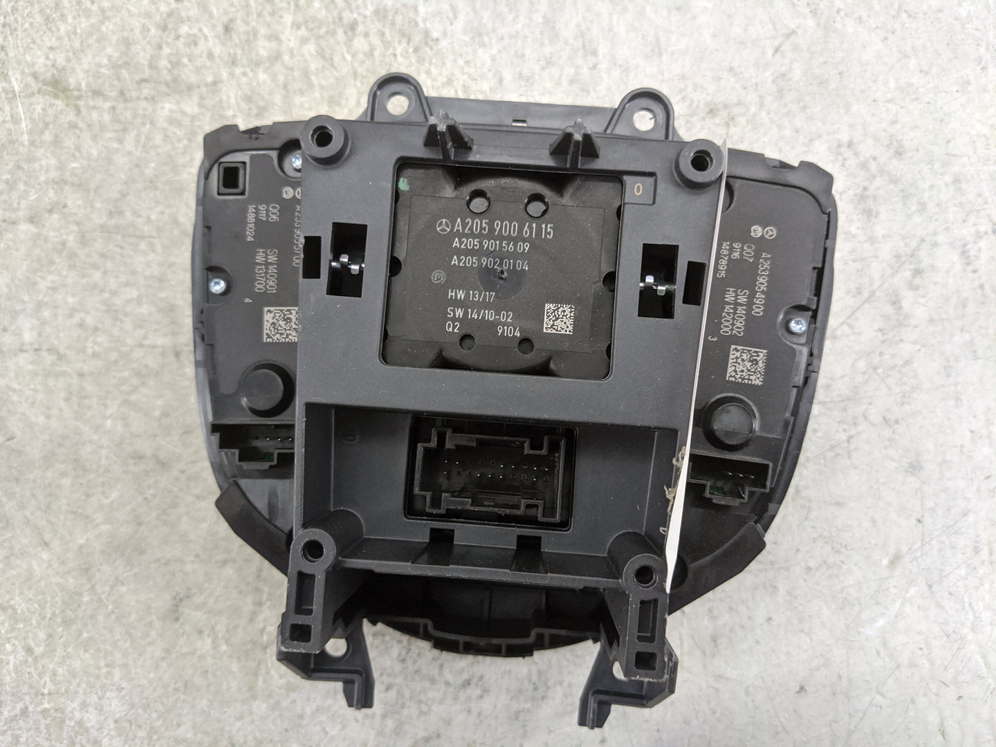 2016-2019 Mercedes-Benz Glc300 Radio AM FM Cd Player Receiver Replacement P/N:A2059006115 A2059015609 Fits OEM Used Auto Par