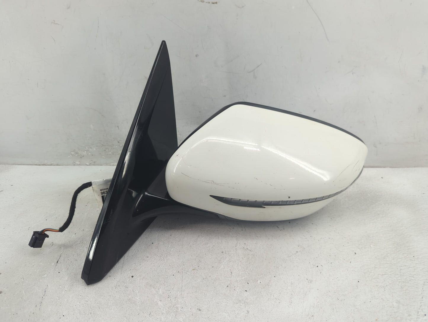 2018-2020 Nissan Pathfinder Driver Side View Mirror - Left Door Mirror OEM Used - Oemusedautoparts1.com