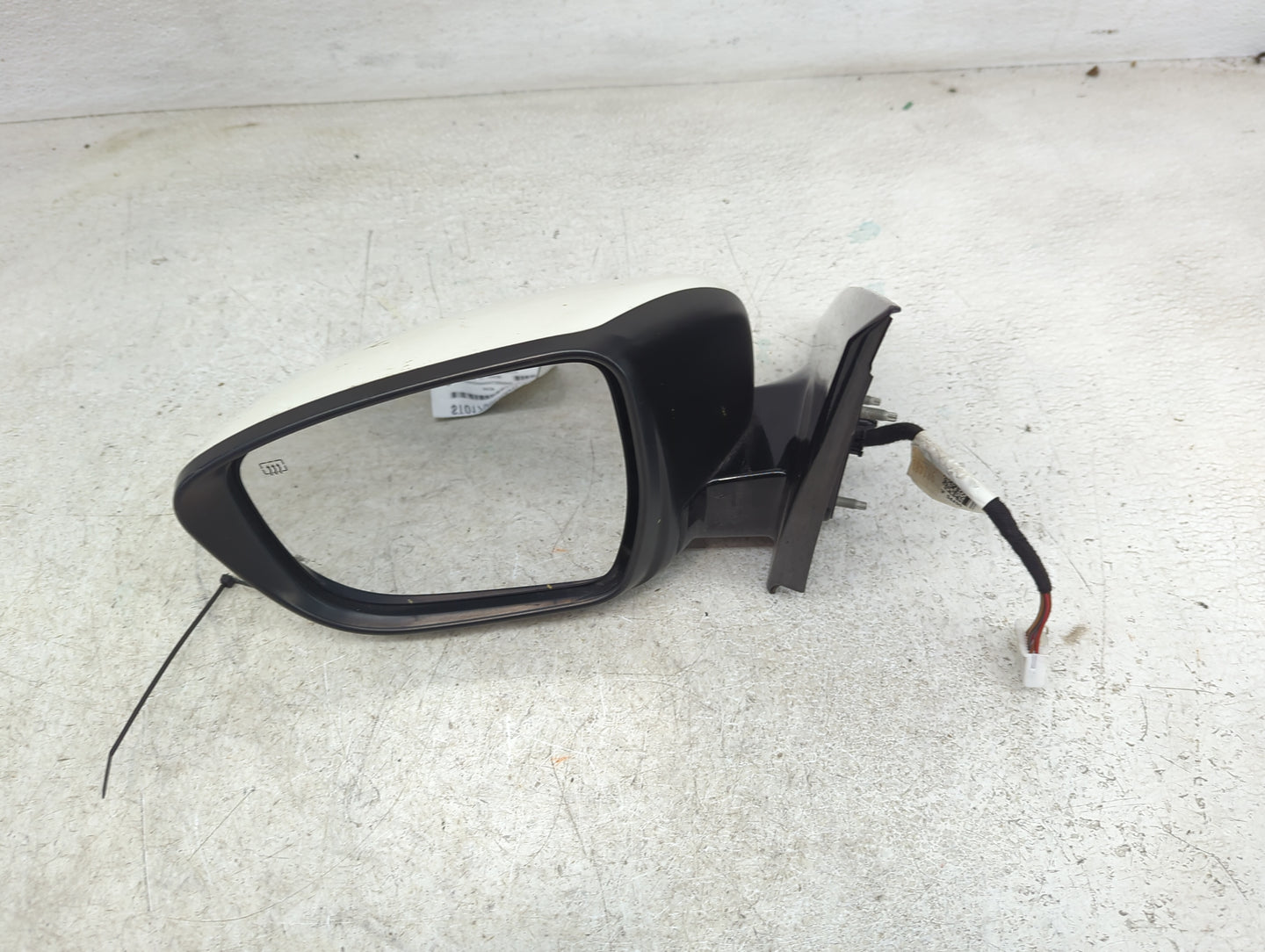 2018-2020 Nissan Pathfinder Driver Side View Mirror - Left Door Mirror OEM Used - Oemusedautoparts1.com