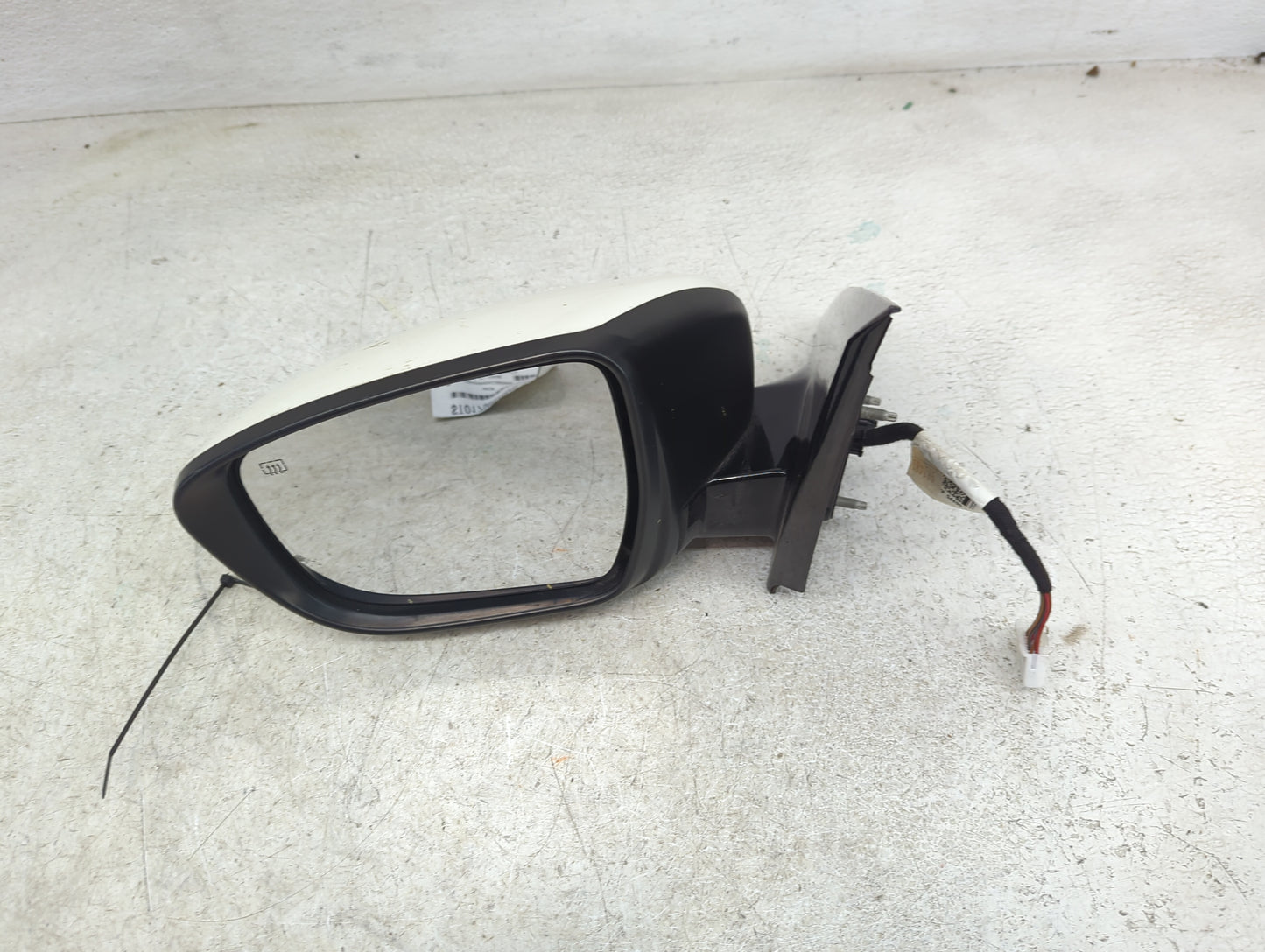 2018-2020 Nissan Pathfinder Driver Side View Mirror - Left Door Mirror OEM Used - Oemusedautoparts1.com