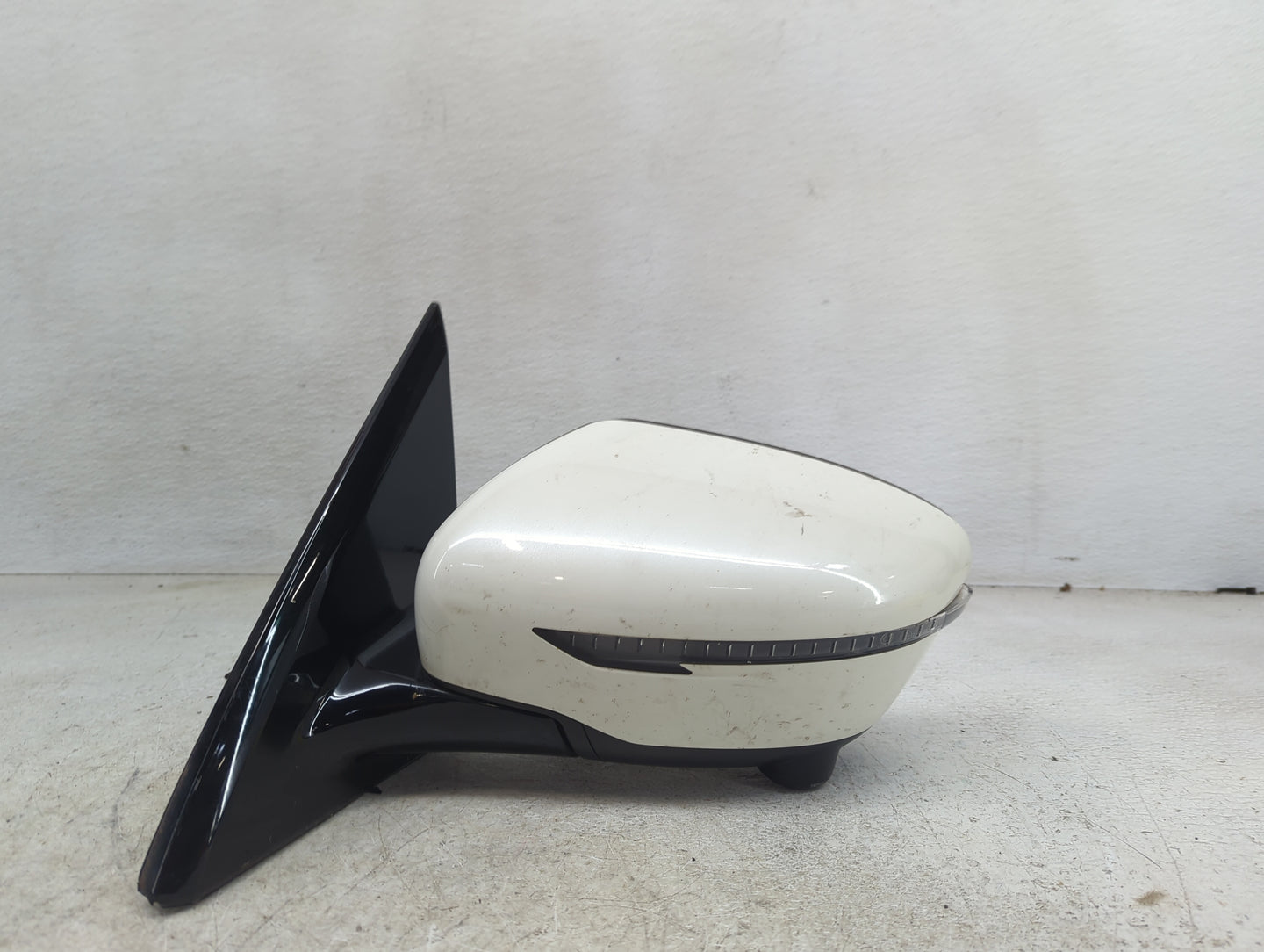 2018-2020 Nissan Pathfinder Driver Side View Mirror - Left Door Mirror OEM Used - Oemusedautoparts1.com