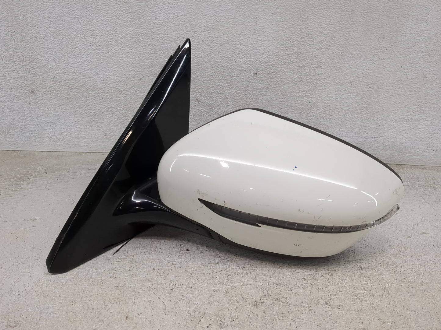 2018-2020 Nissan Pathfinder Driver Side View Mirror - Left Door Mirror OEM Used - Oemusedautoparts1.com