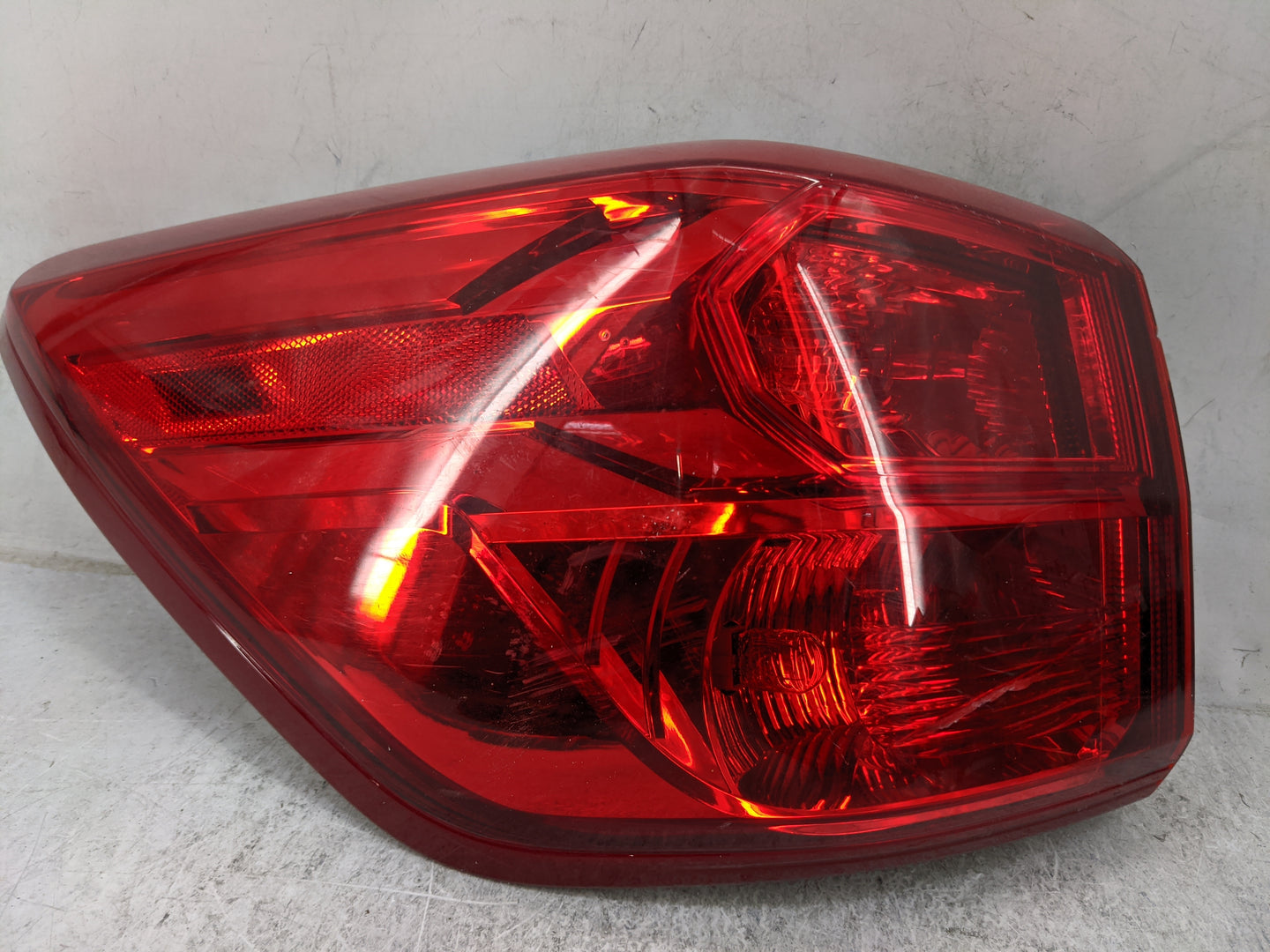 2017-2020 Nissan Pathfinder Tail Light Assembly Passenger Right OEM P/N:SAE 949 698 ECE 949 699 Fits Fits 2017 2018 2019 202