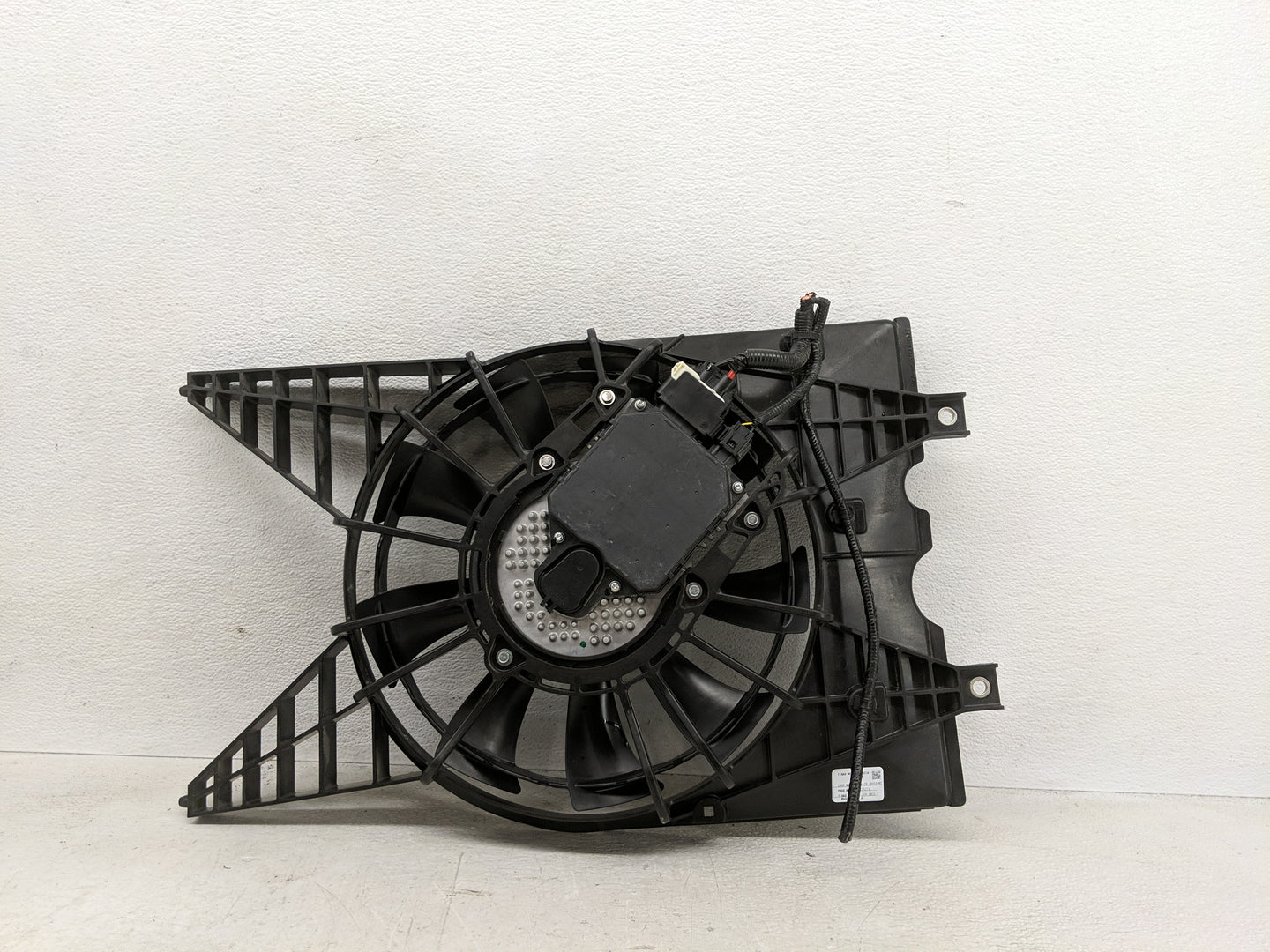 2014-2020 Nissan Rogue Electric Radiator Cooling Fan Motor Assembly P/N:38605-61B-A010-M2 Fits OEM Used Auto Parts - Oemused