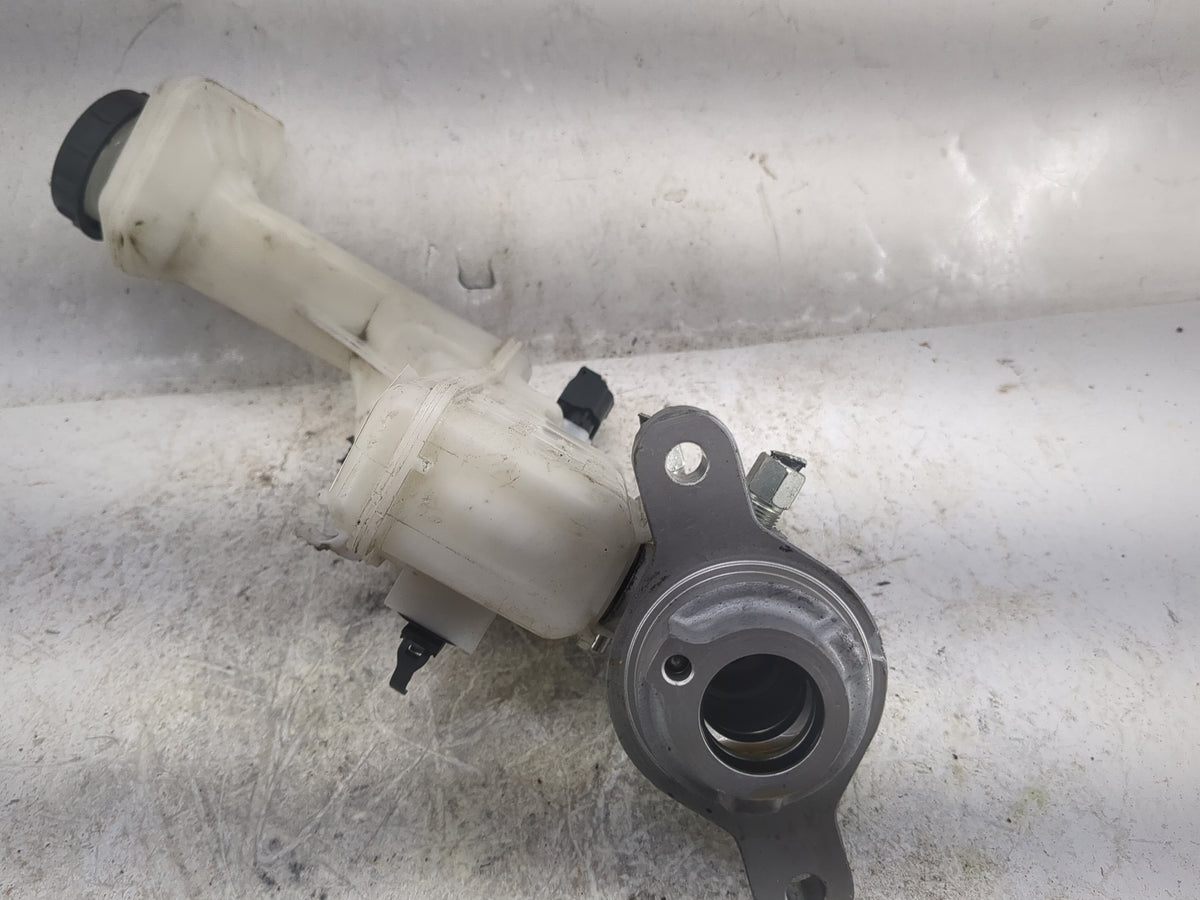 2014-2020 Nissan Rogue Brake Master Cylinder 1499018 - Oemusedautoparts1.com
