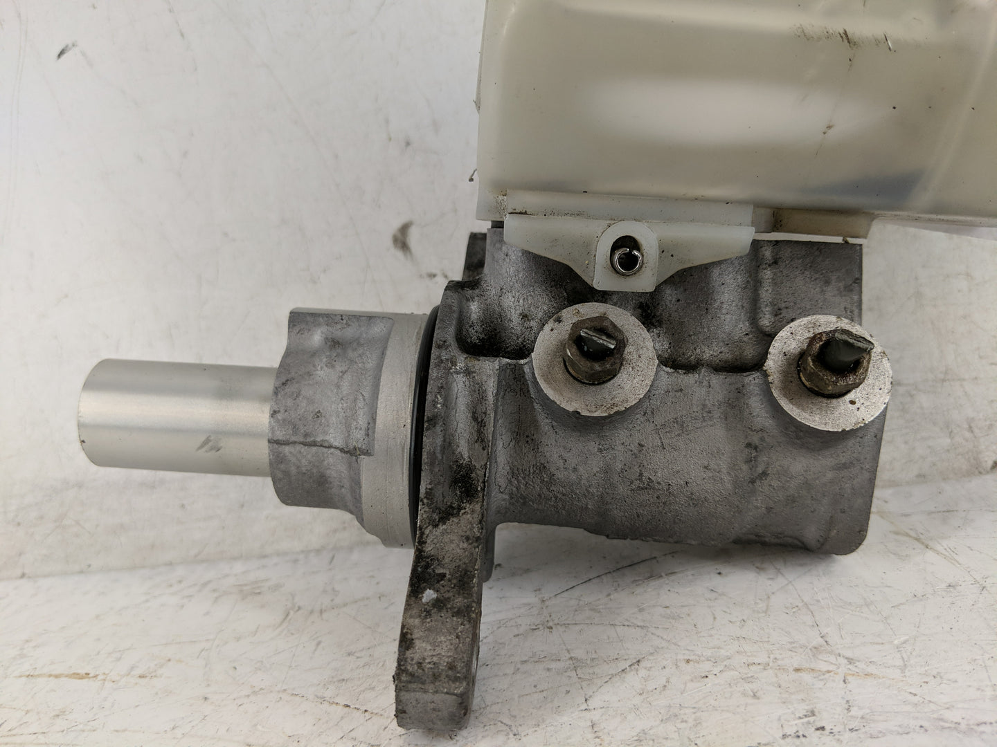 2013-2019 Nissan Sentra Brake Master Cylinder 1220947 - Oemusedautoparts1.com