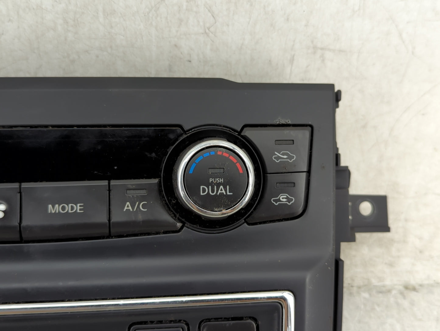 2016-2022 Nissan Titan Climate Control Module Temperature AC/Heater Replacement P/N:27500 EZ20B Fits OEM Used Auto Parts - O