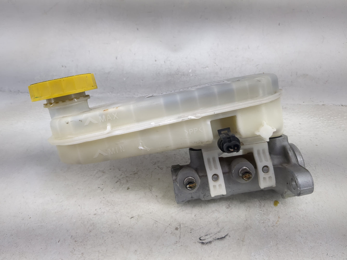 Ram 1500 Brake Master Cylinder 1490956 - Oemusedautoparts1.com