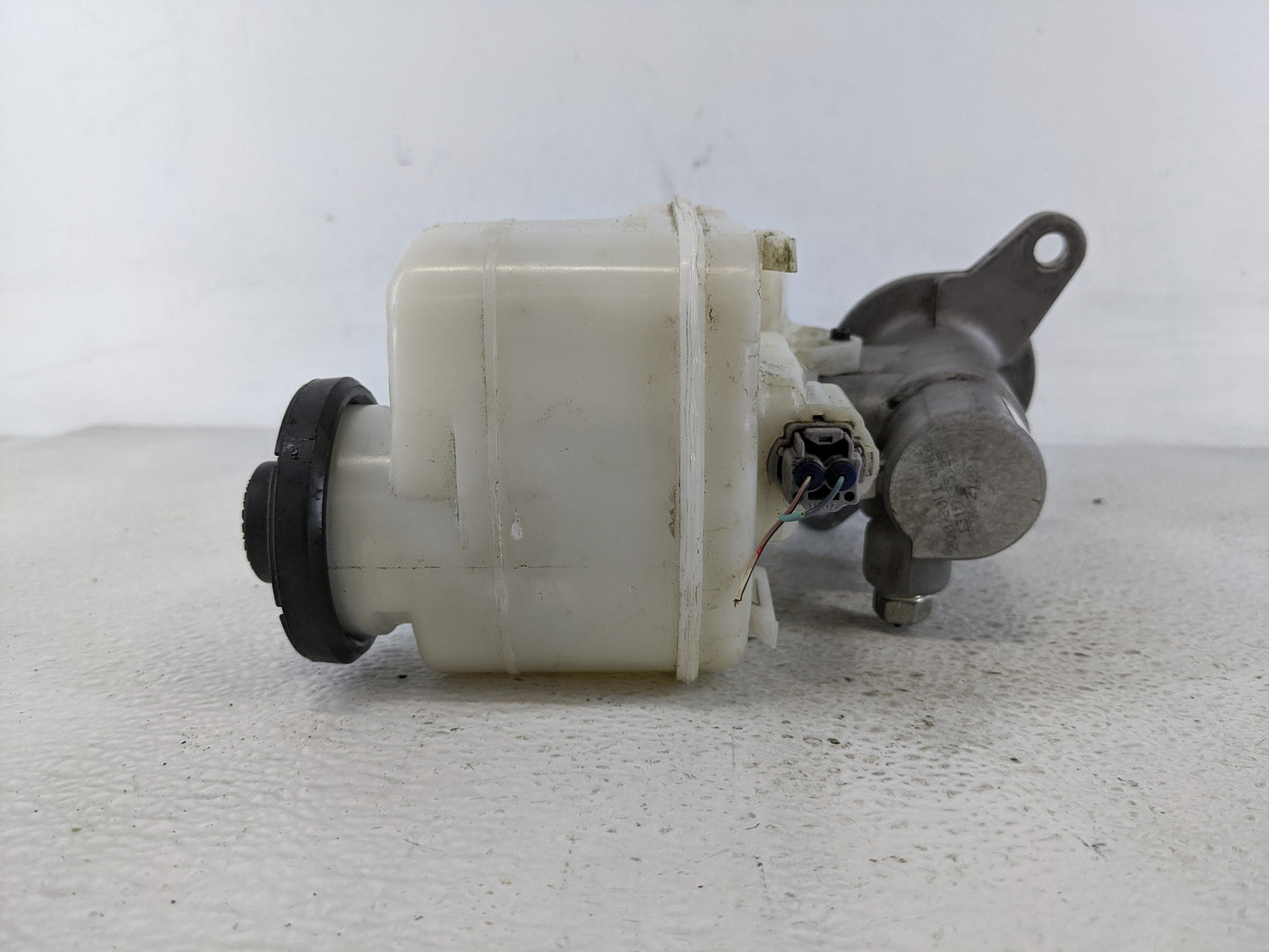 2018-2022 Toyota Camry Brake Master Cylinder - Oemusedautoparts1.com