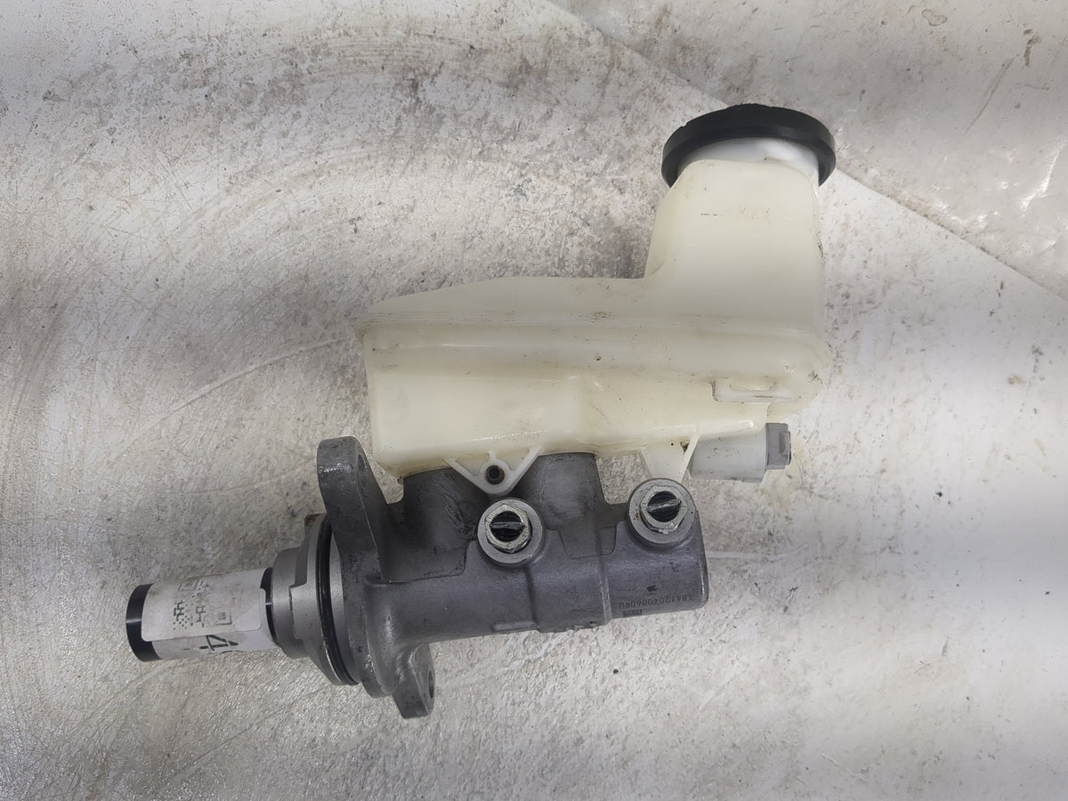 2018-2022 Toyota Camry Brake Master Cylinder 1496754 - Oemusedautoparts1.com