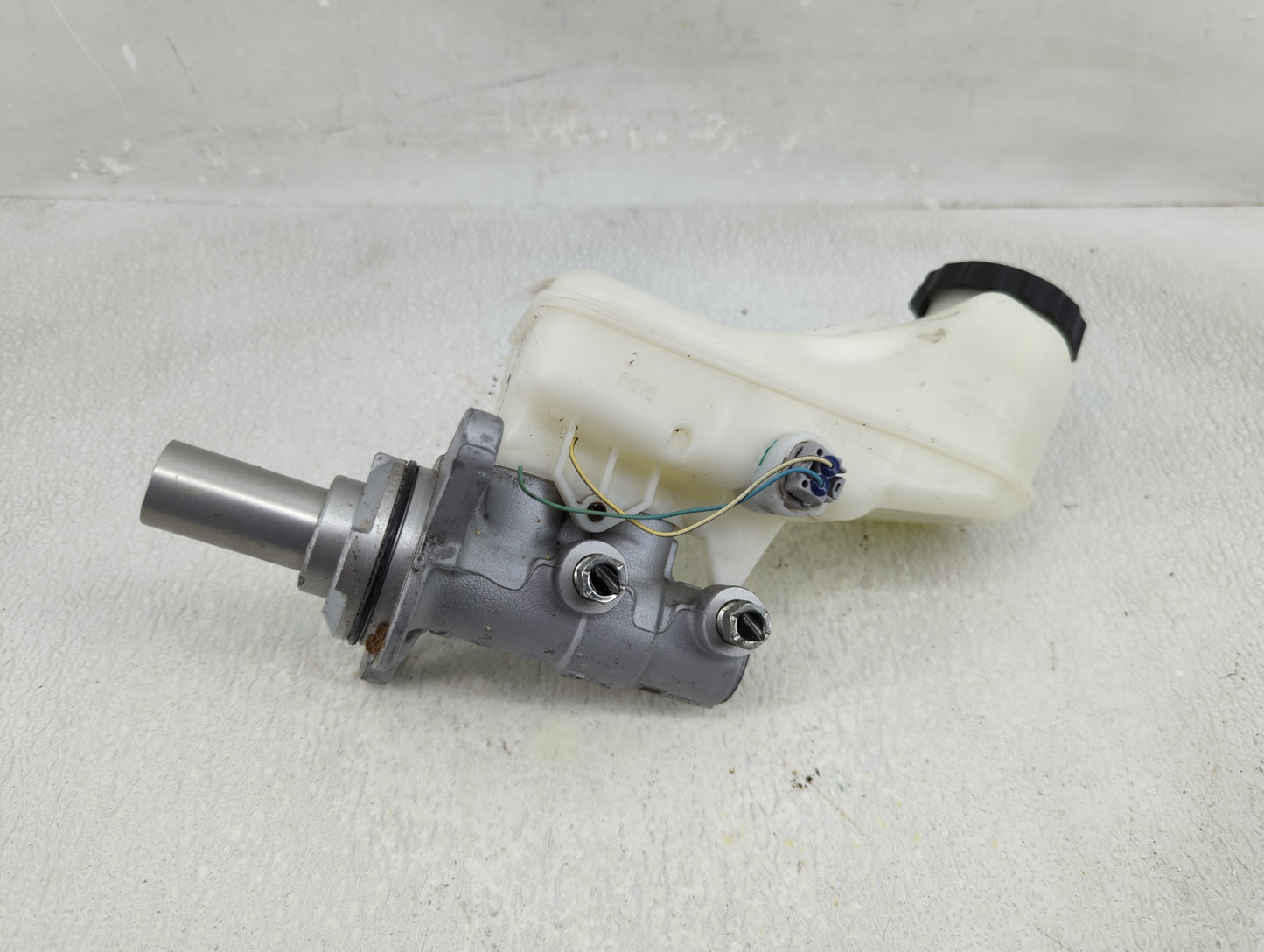 2019-2022 Toyota Corolla Brake Master Cylinder 1310764 - Oemusedautoparts1.com
