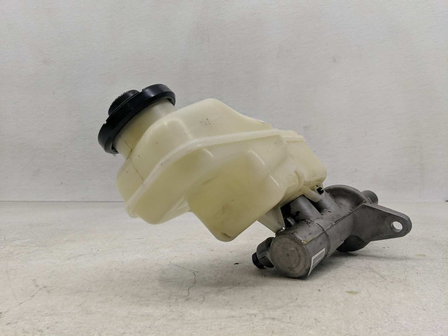 2014-2019 Toyota Corolla Brake Master Cylinder 1310776 - Oemusedautoparts1.com