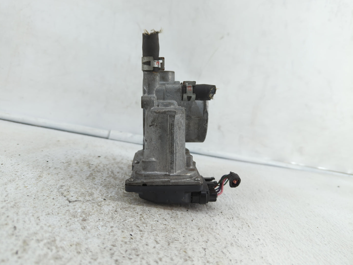 2011-2018 Toyota Corolla Throttle Body P/N:22030-0T080 Fits Fits 2011 2012 2013 2014 2015 2016 2017 2018 OEM Used Auto Parts
