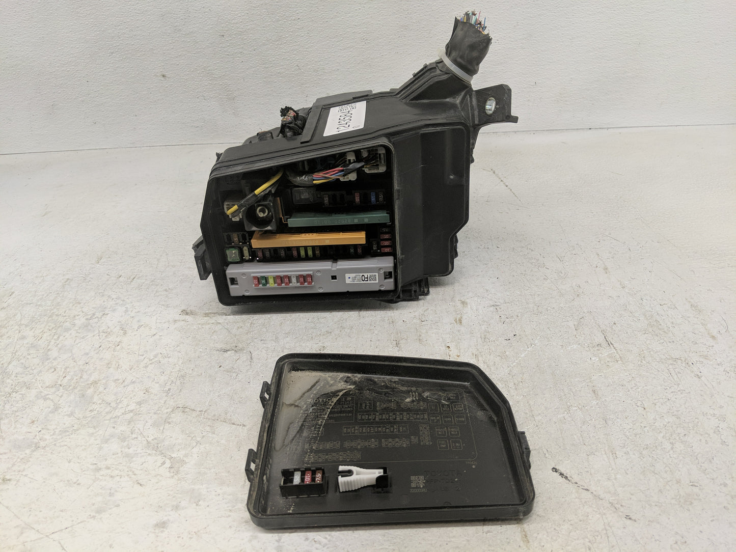 2017-2019 Toyota Highlander Fusebox Fuse Box Panel Relay Module Fits Fits 2017 2018 2019 OEM Used Auto Parts - Oemusedautopa