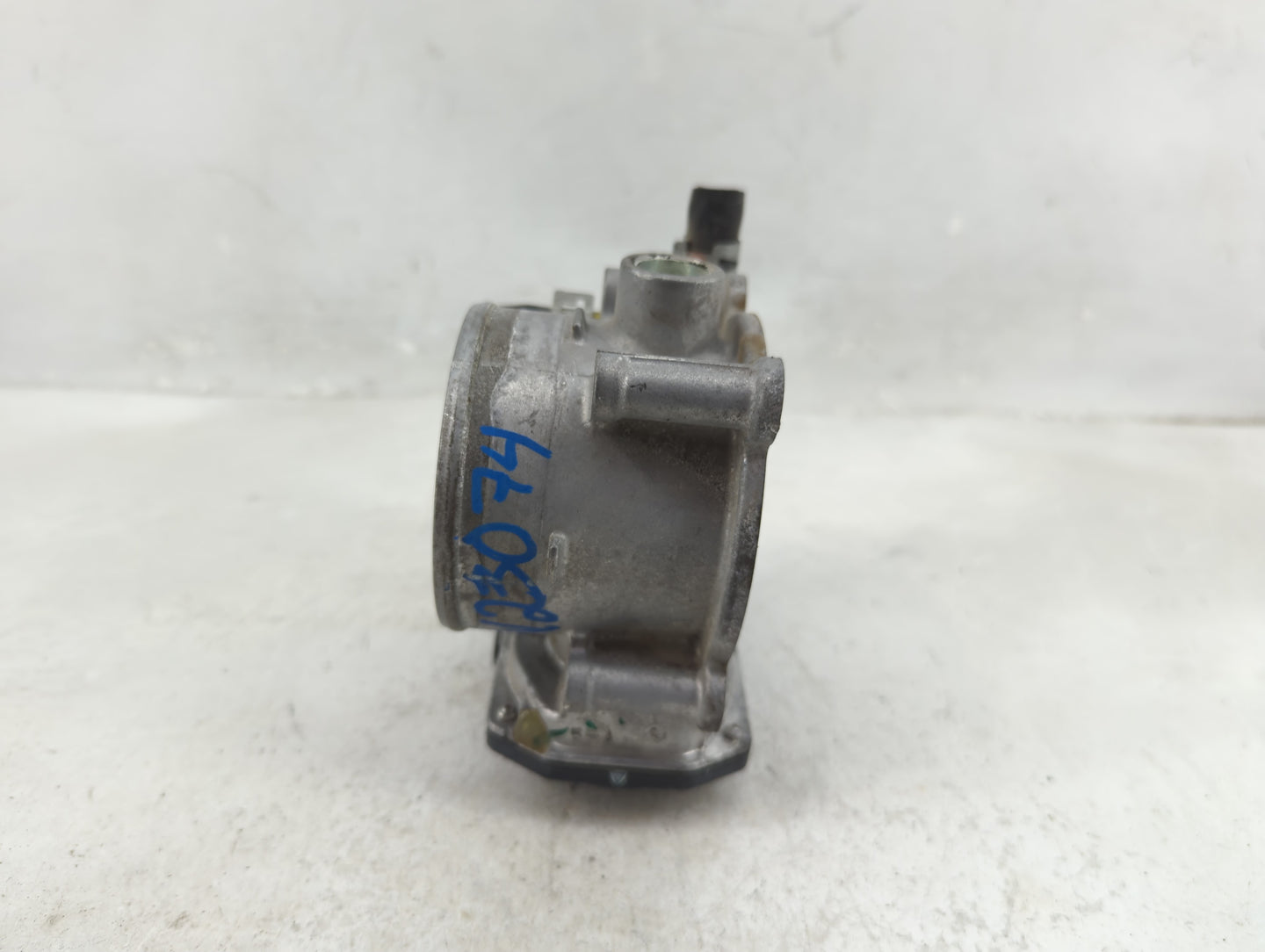 2017-2020 Toyota Sienna Throttle Body P/N:22030-0P060 Fits Fits 2016 2017 2018 2019 2020 2021 2022 OEM Used Auto Parts - Oem
