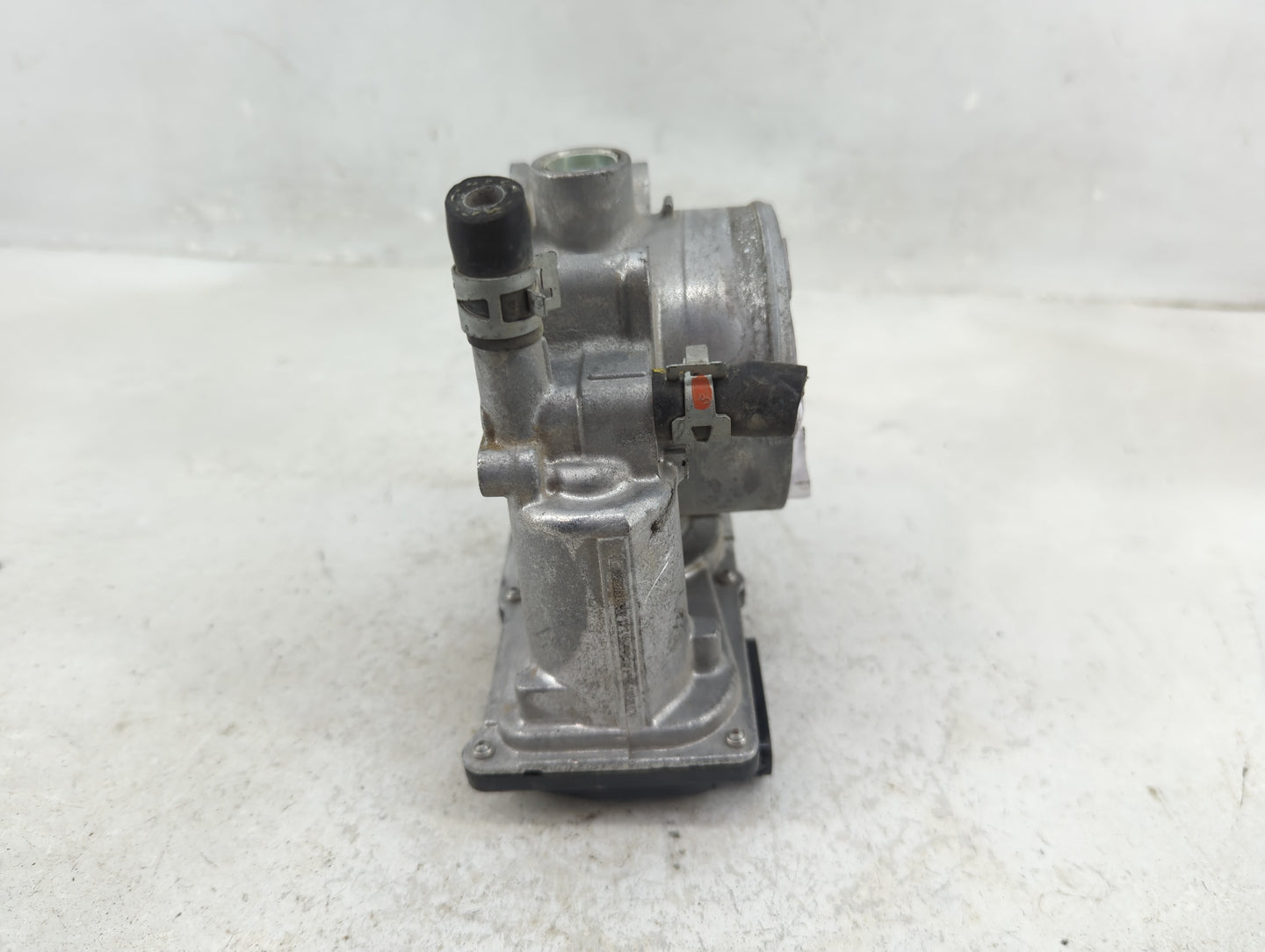 2017-2020 Toyota Sienna Throttle Body P/N:22030-0P060 Fits Fits 2016 2017 2018 2019 2020 2021 2022 OEM Used Auto Parts - Oem