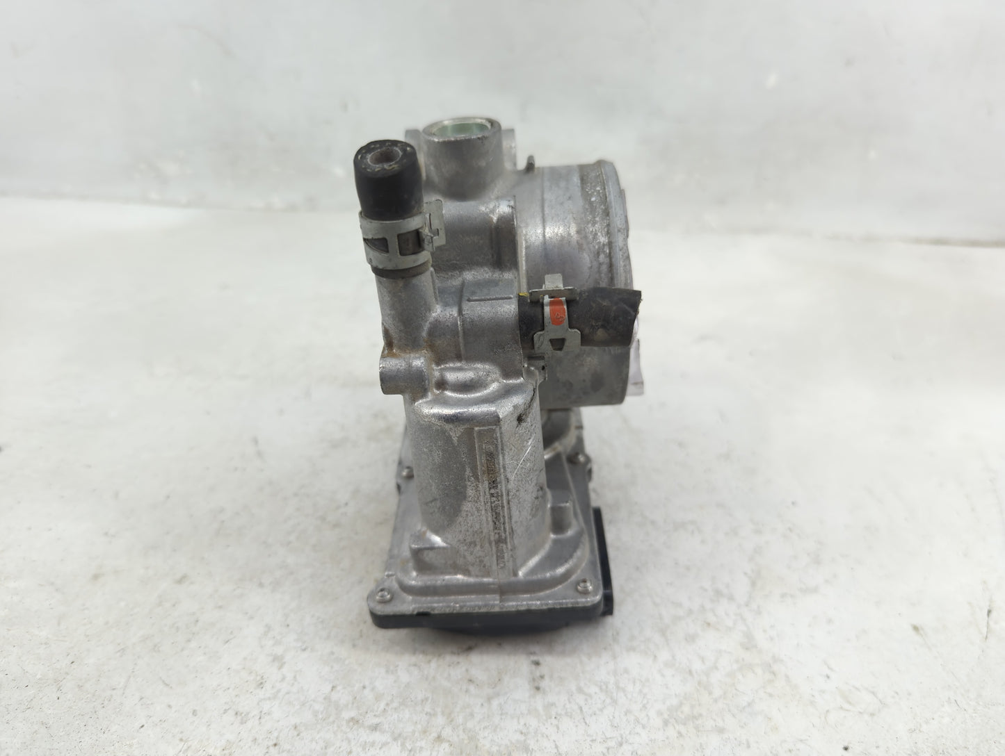 2017-2020 Toyota Sienna Throttle Body P/N:22030-0P060 Fits Fits 2016 2017 2018 2019 2020 2021 2022 OEM Used Auto Parts - Oem