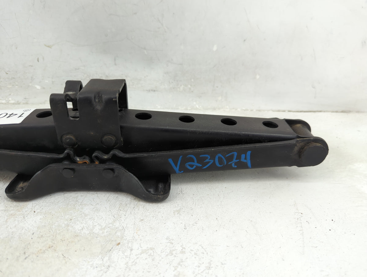 2019 Toyota Sienna Spare Scissor Car Jack - Oemusedautoparts1.com