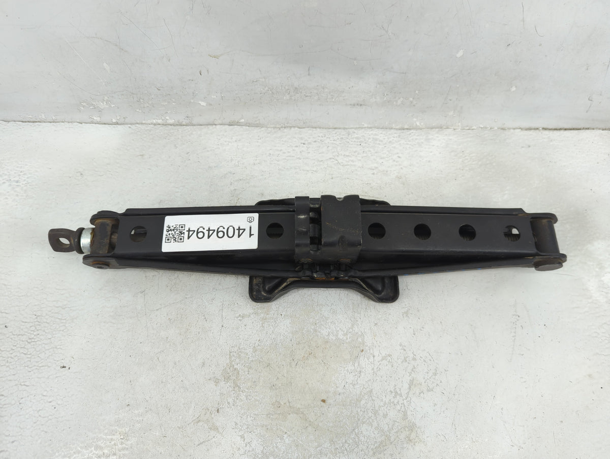 2019 Toyota Sienna Spare Scissor Car Jack - Oemusedautoparts1.com