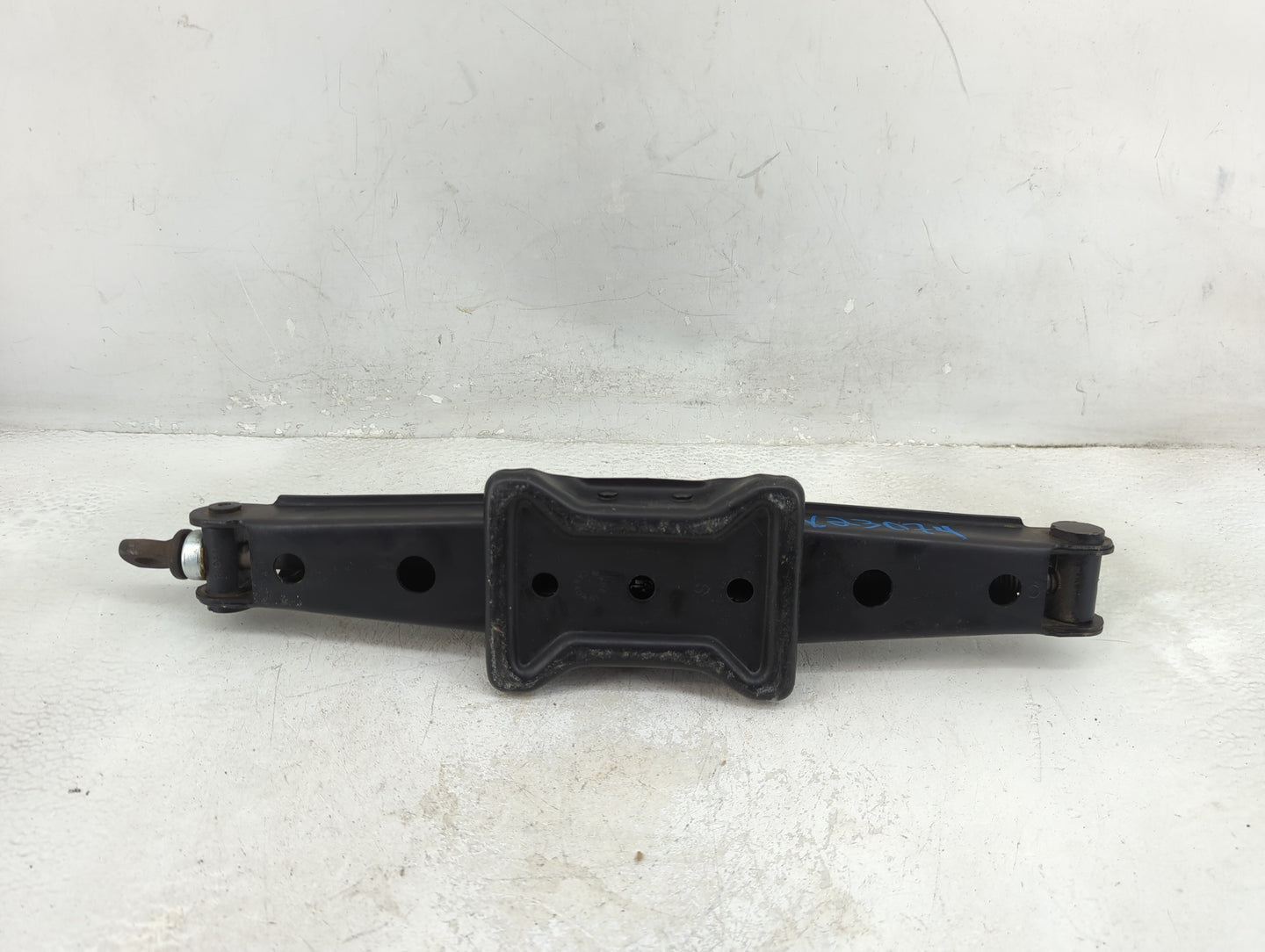 2019 Toyota Sienna Spare Scissor Car Jack - Oemusedautoparts1.com